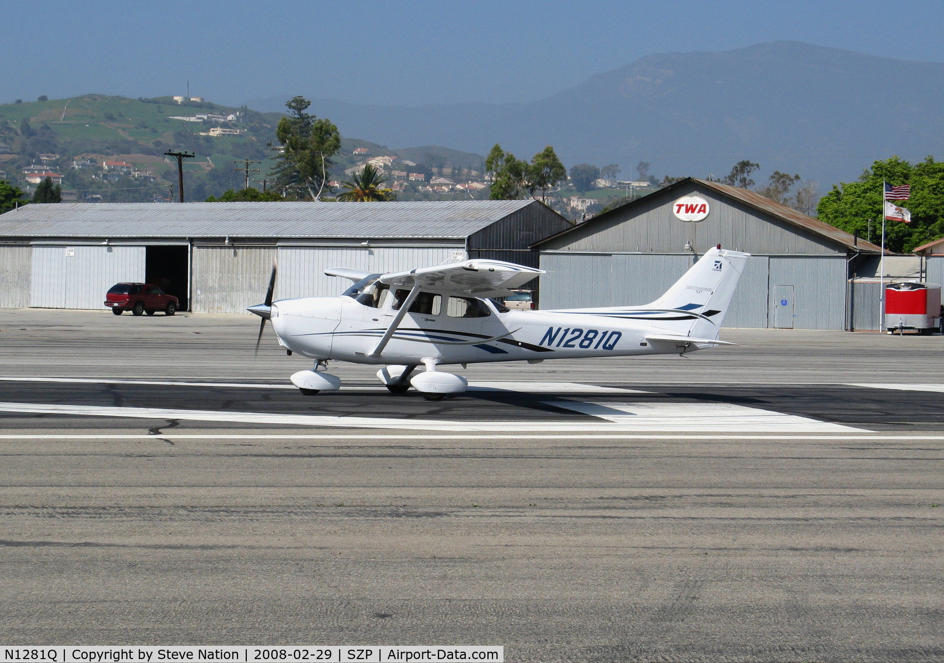 N1281Q, 2006 Cessna 172S C/N 172S10333, 2006 Cessna 172S Skyhawk rolling for take-off @ Santa Paula Airport (Ventura County), CA