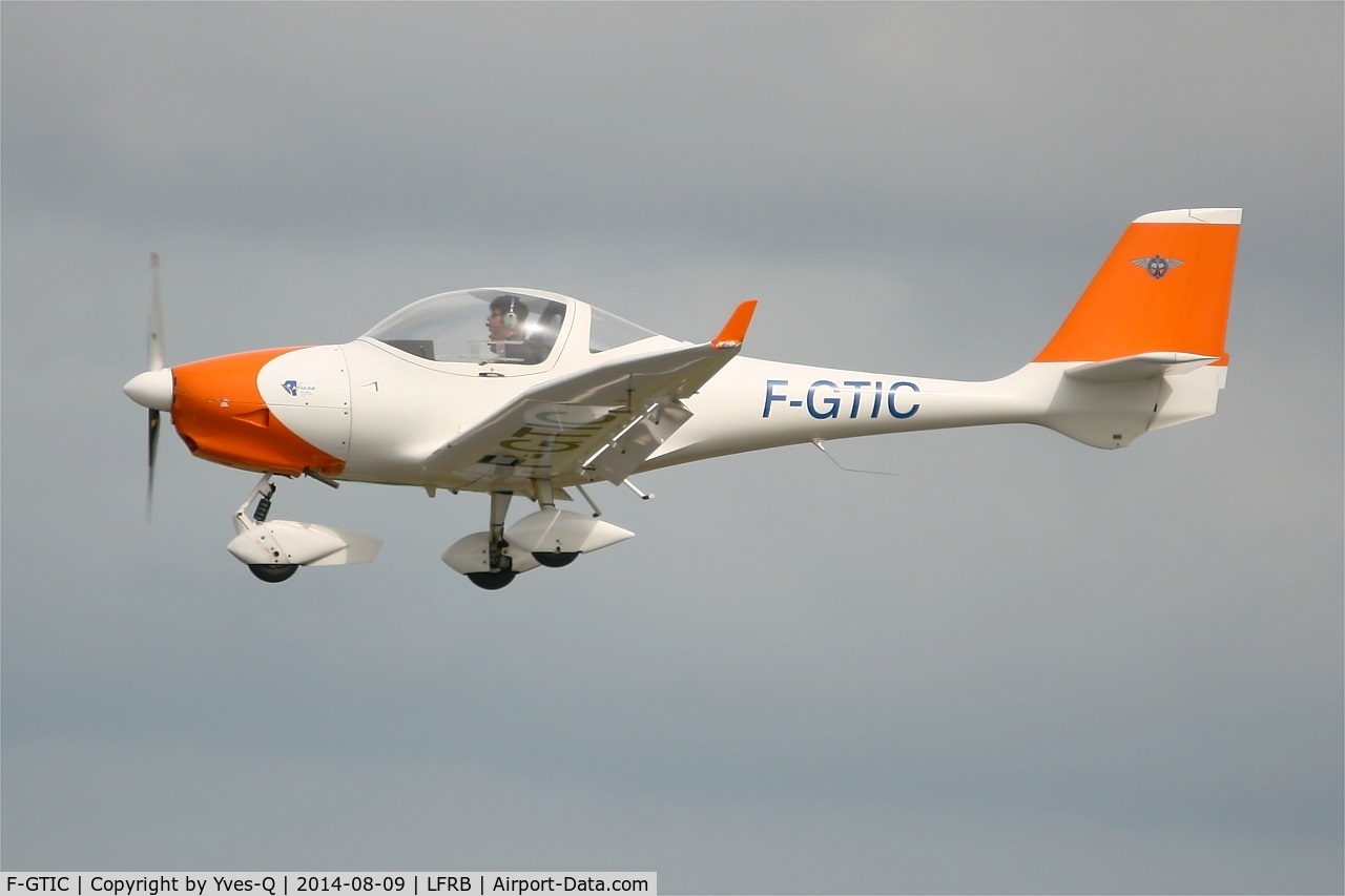 F-GTIC, 2003 Aquila A210 (AT01) C/N AT01-133, Aquila A210 (AT01), On final rwy 25L, Brest-Bretagne airport (LFRB-BES)