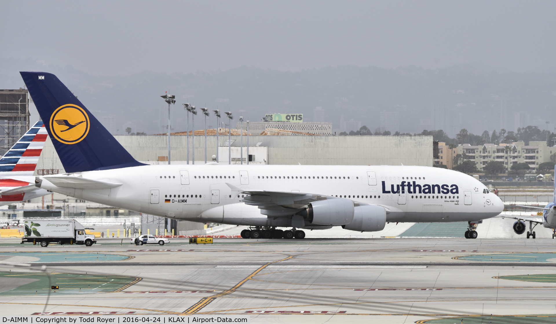 D-AIMM, 2014 Airbus A380-841 C/N 175, Taxiing to gate at LAX