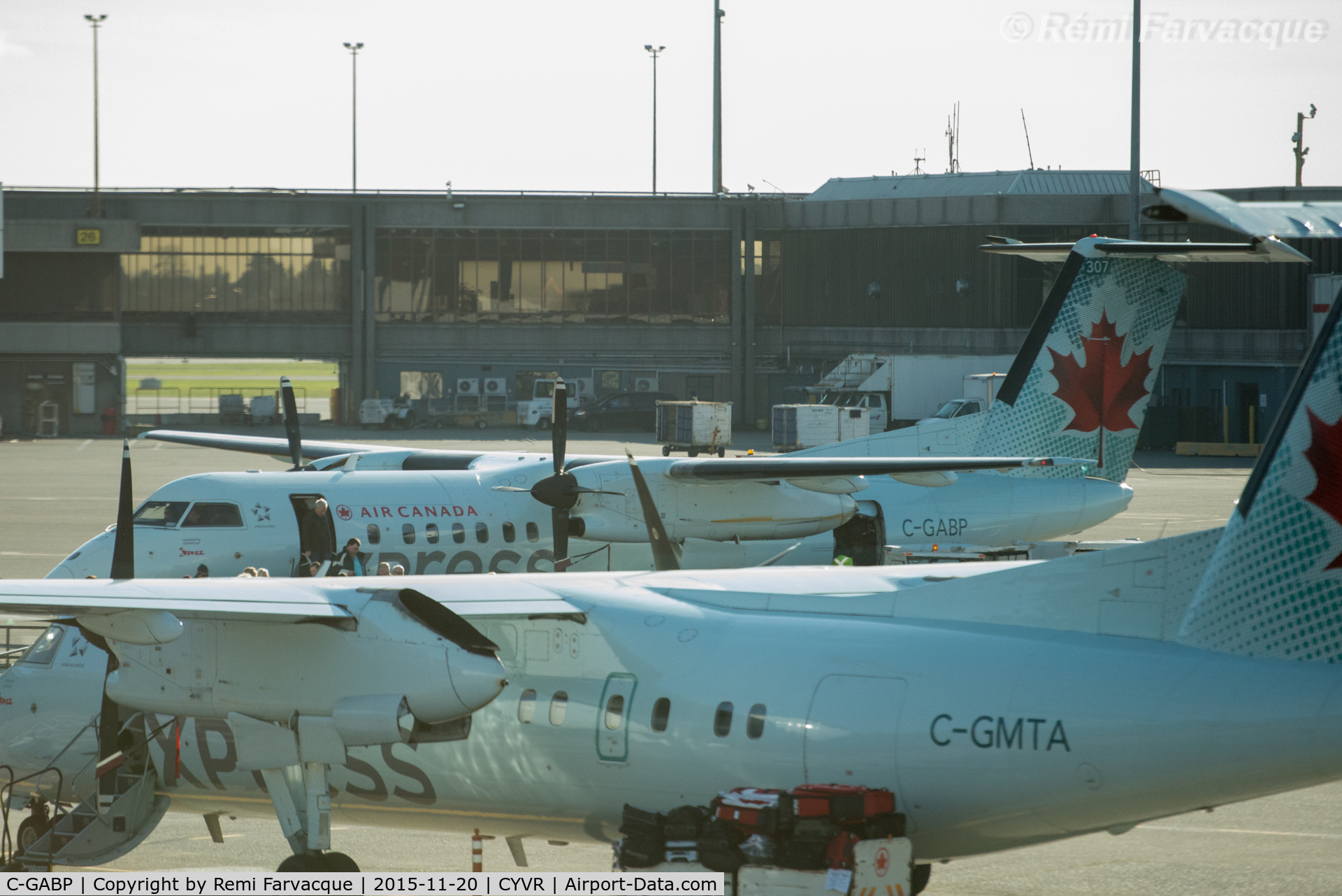 C-GABP, 1991 De Havilland Canada DHC-8-311 Dash 8 C/N 257, At domestic, loading up.