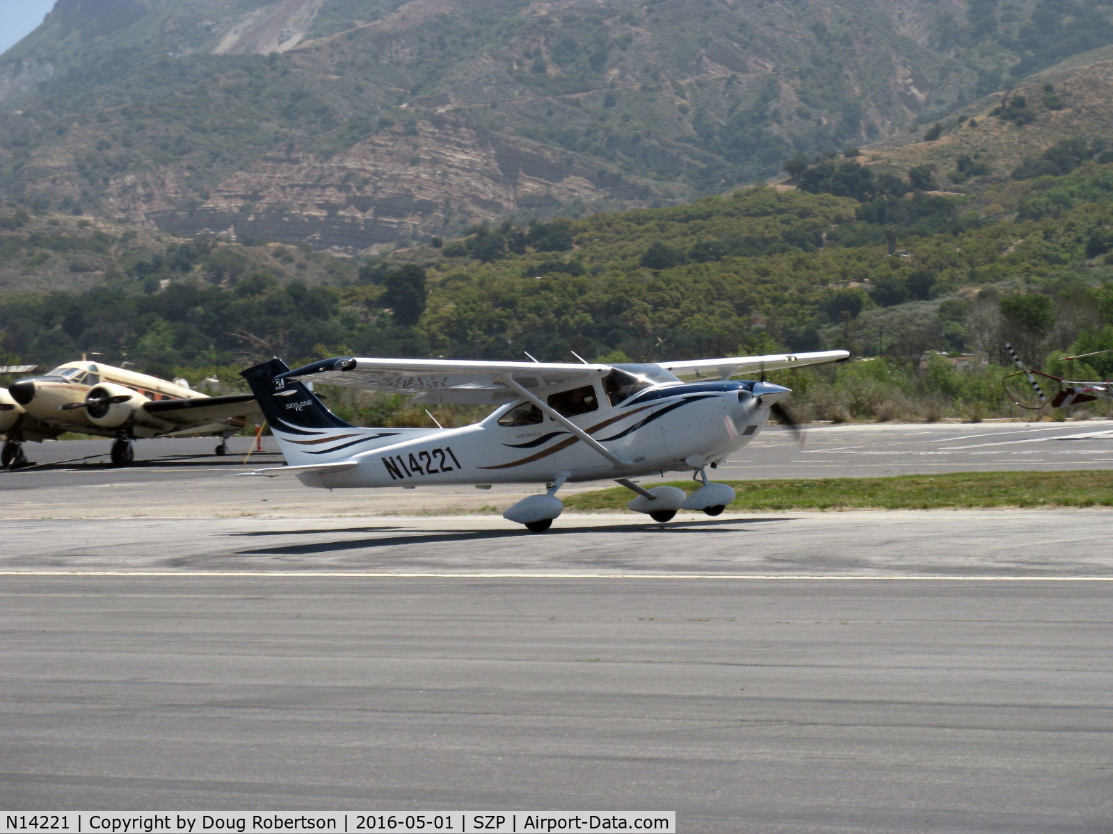 N14221, 2008 Cessna T182T Turbo Skylane C/N T18208820, 2008 Cessna T182T TURBO SKYLANE TC, Lycoming TIO-540-AK1A 235 Hp, takeoff roll Rwy 22