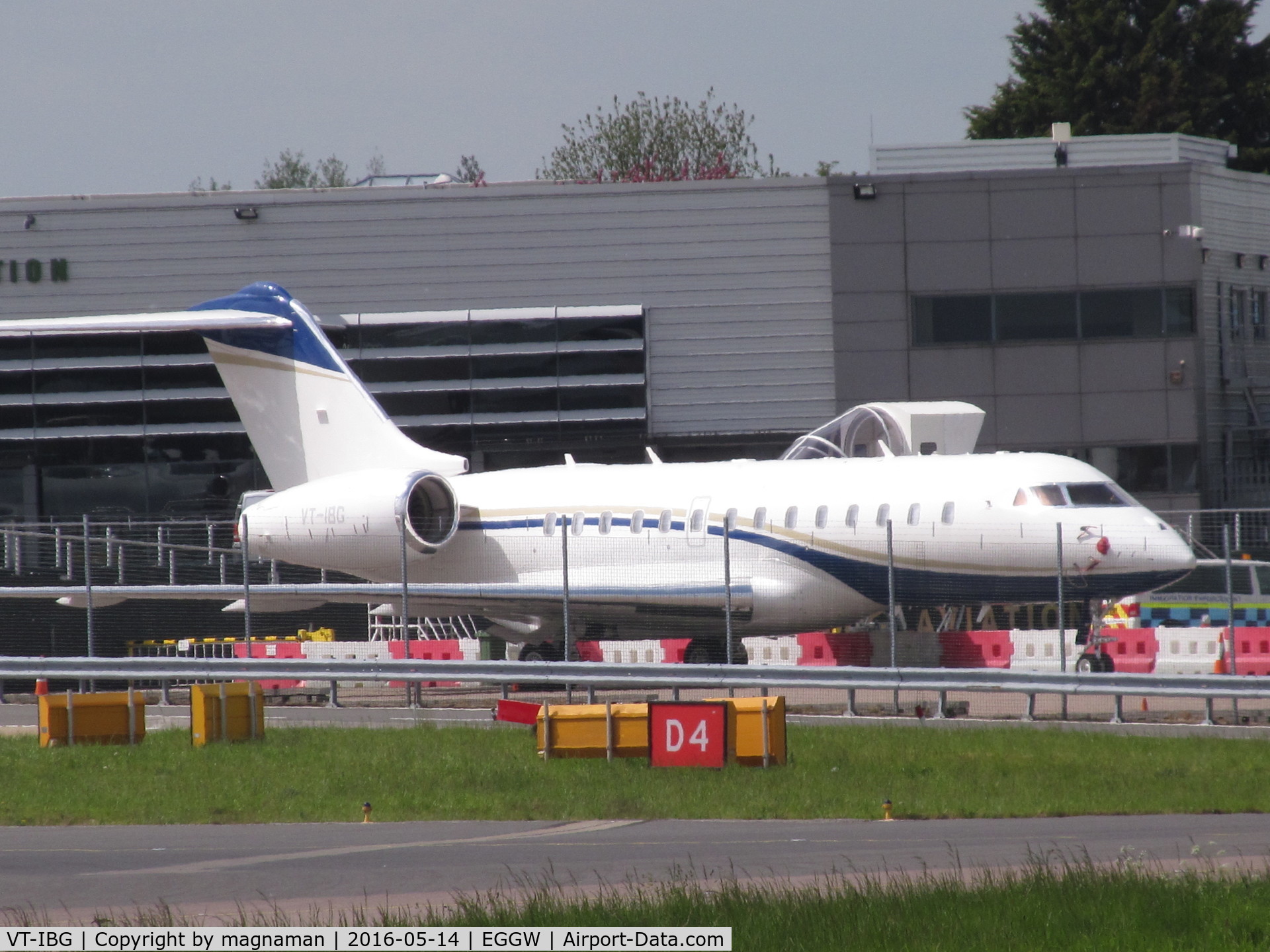 VT-IBG, 2014 Bombardier BD-700-1A10 Global Express C/N 9658, at luton along with three other vt- biz