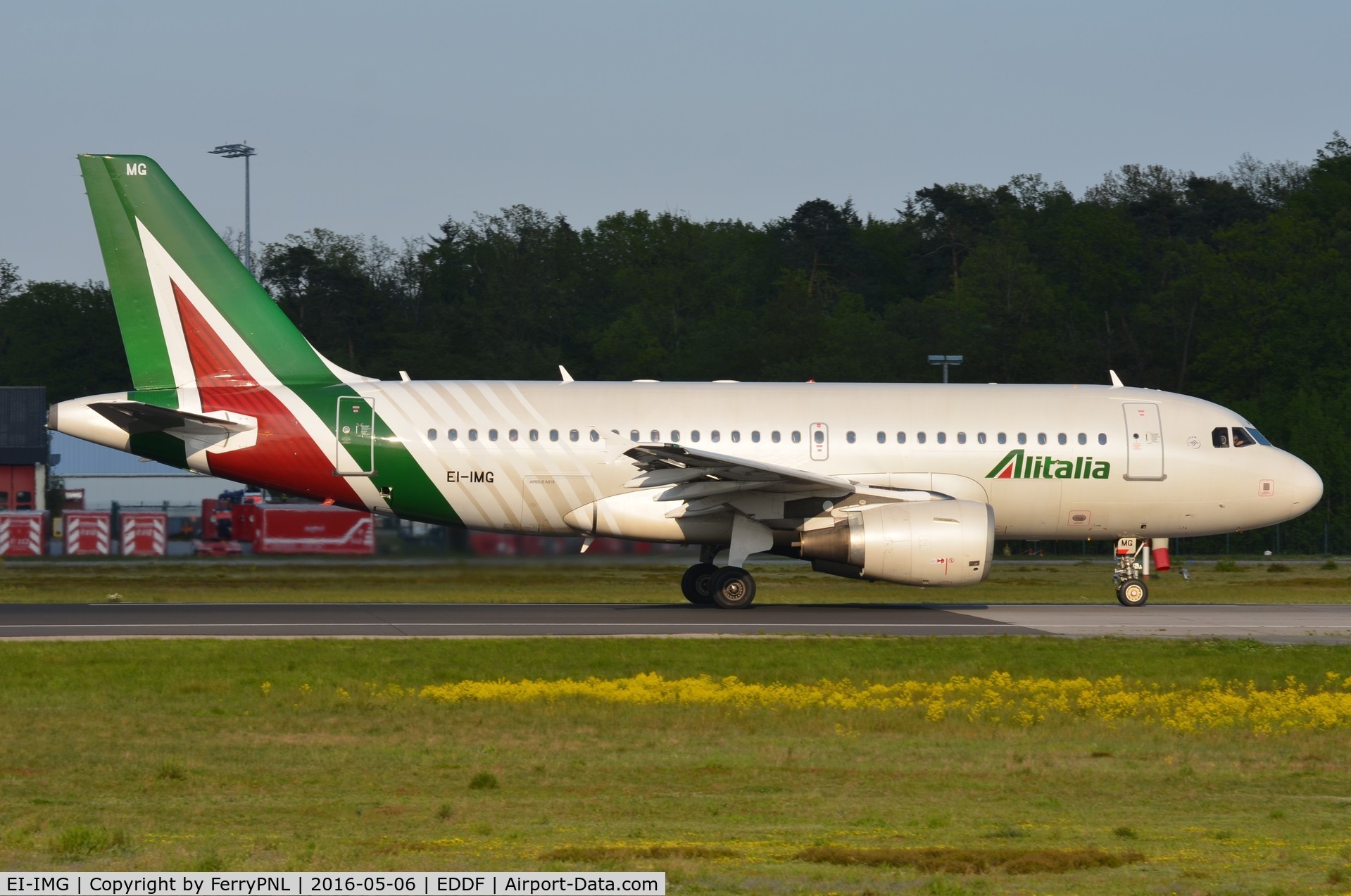EI-IMG, 2003 Airbus A319-112 C/N 2086, Alitalia A319 starting its take-off run.