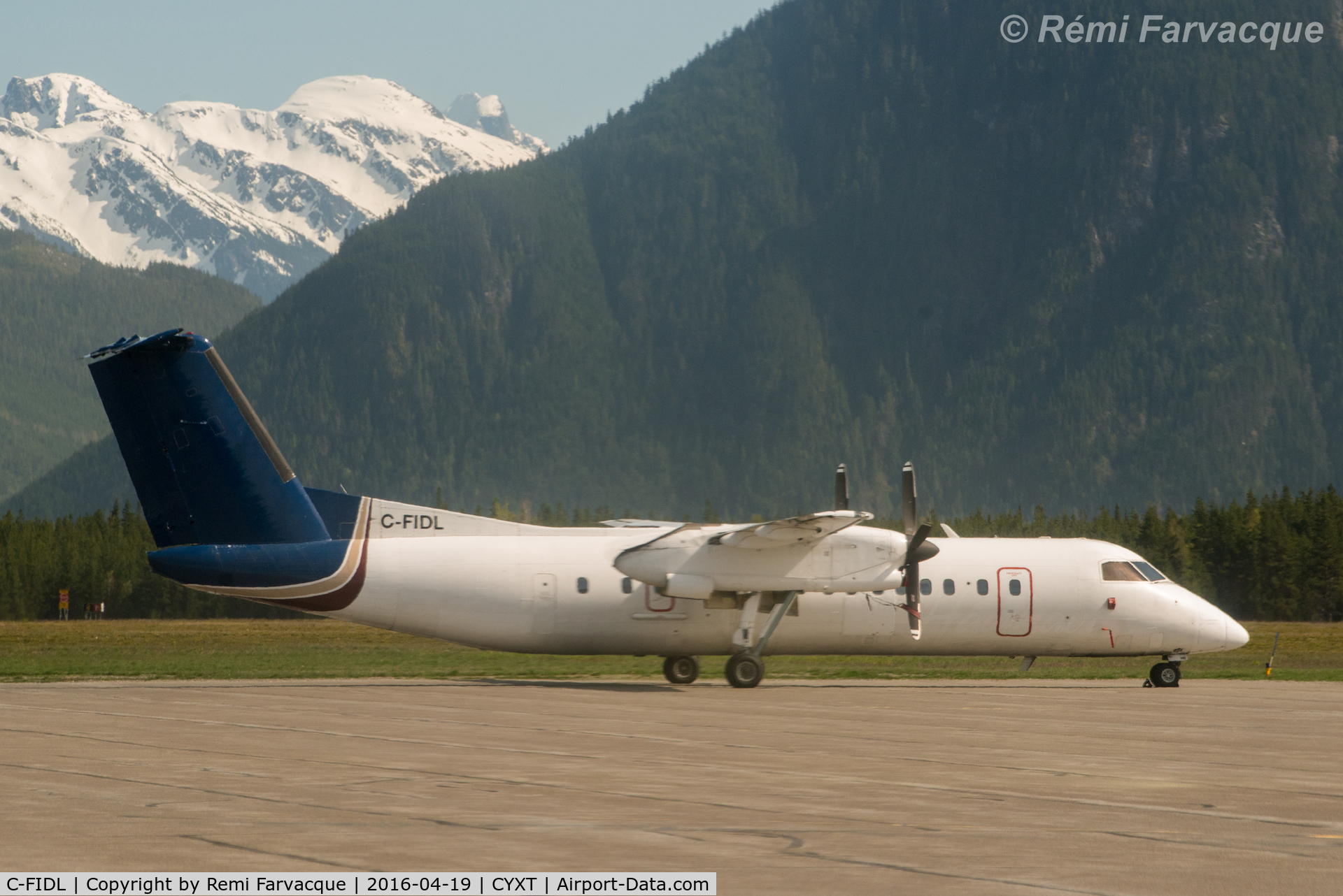 C-FIDL, 1991 De Havilland Canada DHC-8-311A Dash 8 C/N 305, Livery removed since last seen previously. Sold ?