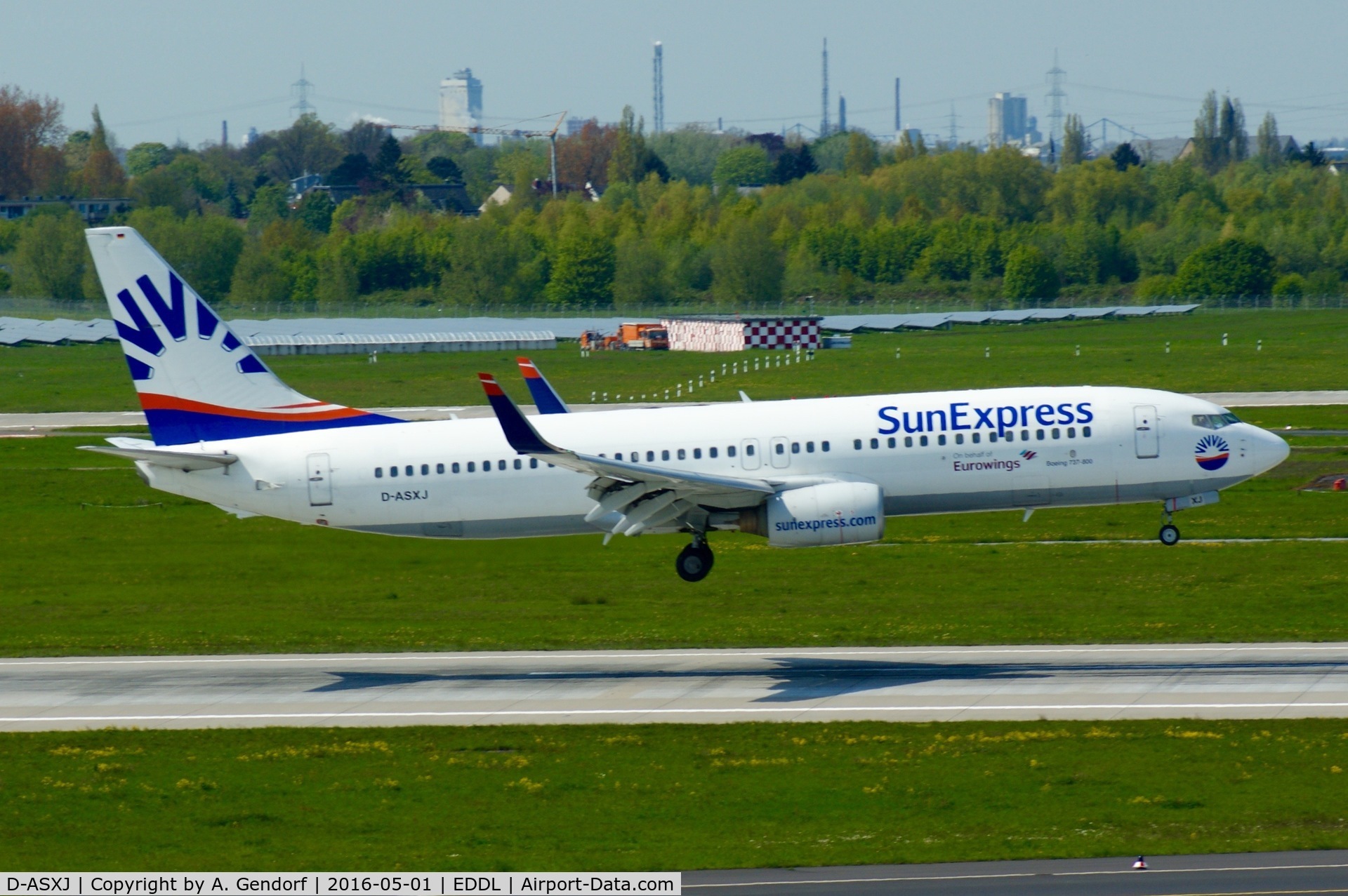 D-ASXJ, 2001 Boeing 737-86N C/N 30807, Sun Express Deutschland (op. for Eurowings), is here landing at Düsseldorf Int'l(EDDL)