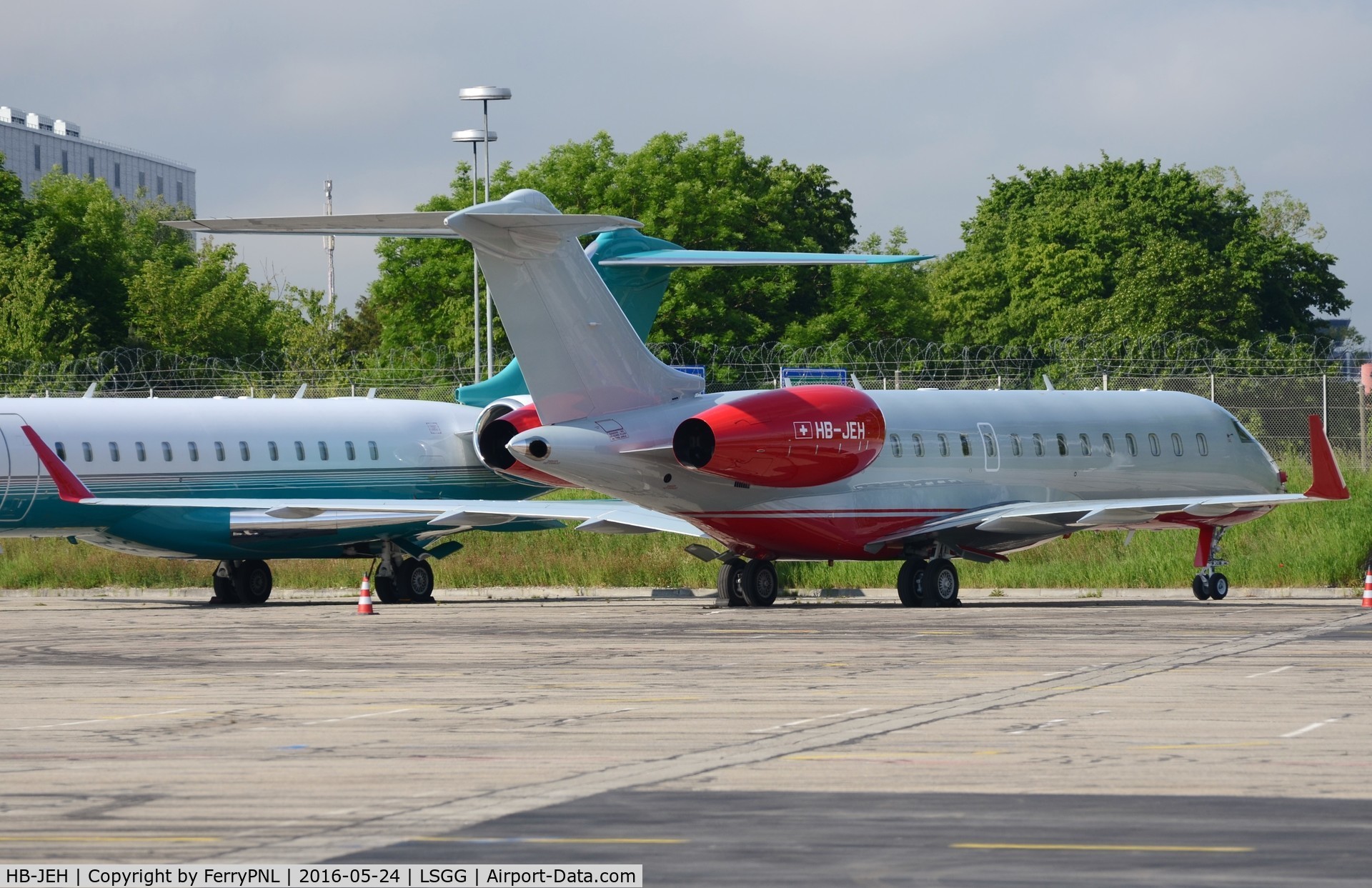 HB-JEH, Bombardier BD-700-1A10 Global Express C/N 9523, Nice looking and very clean Glex.