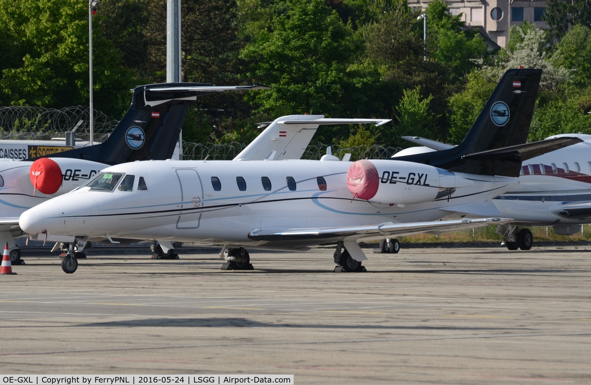 OE-GXL, 2001 Cessna 560XL Citation Excel C/N 560-5154, Excel with shistership Phenom parked next to it in GVA.