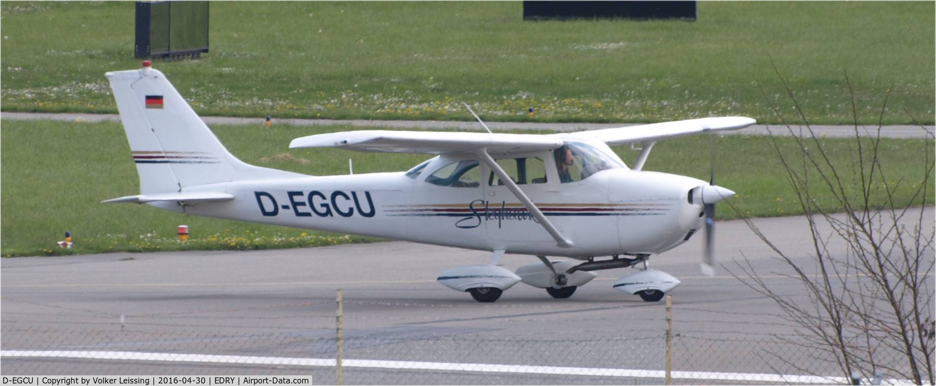 D-EGCU, 1967 Reims F172H Skyhawk C/N F17200401, taxi to parking