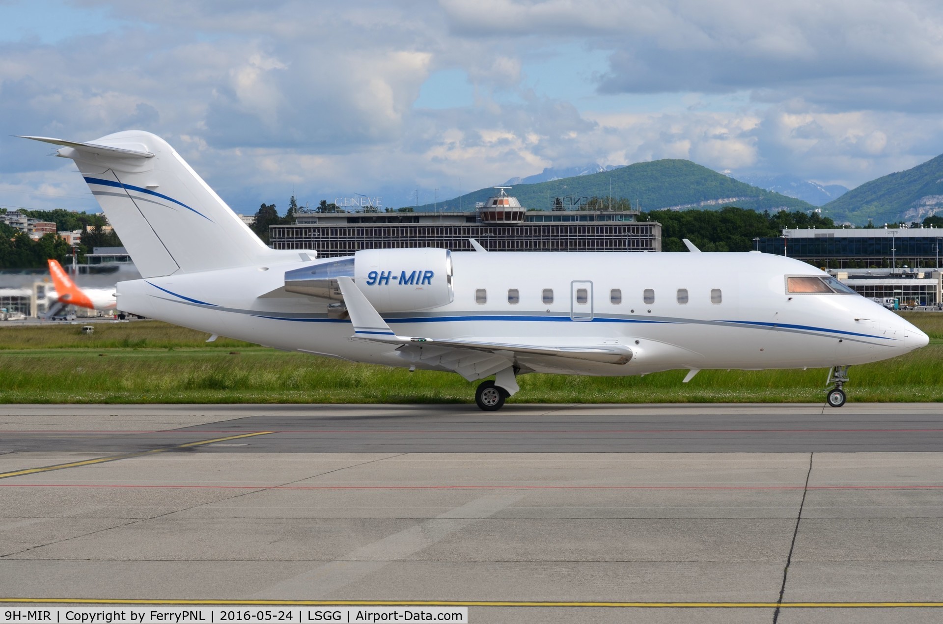 9H-MIR, 1998 Bombardier Challenger 604 (CL-600-2B16) C/N 5368, CL604 taxiing out.