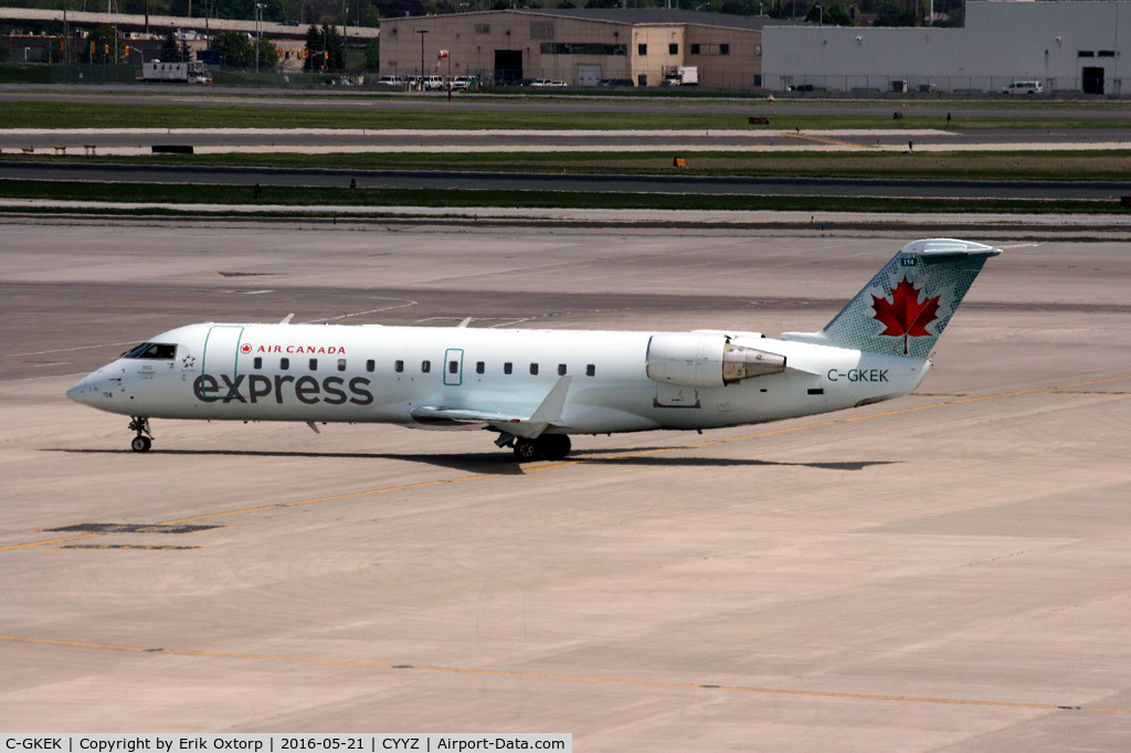 C-GKEK, 1998 Canadair CRJ-200ER (CL-600-2B19) C/N 7270, C-GKEK in YYZ