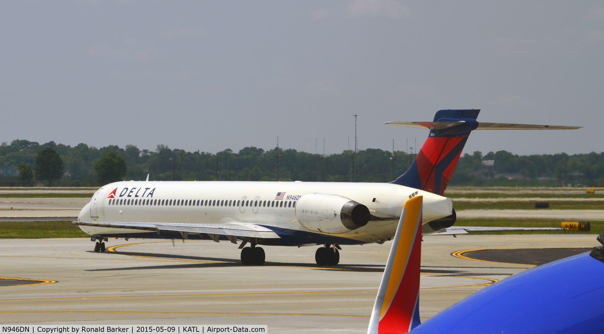 N946DN, 1995 McDonnell Douglas MD-90-30 C/N 53354, Taxi Atlanta