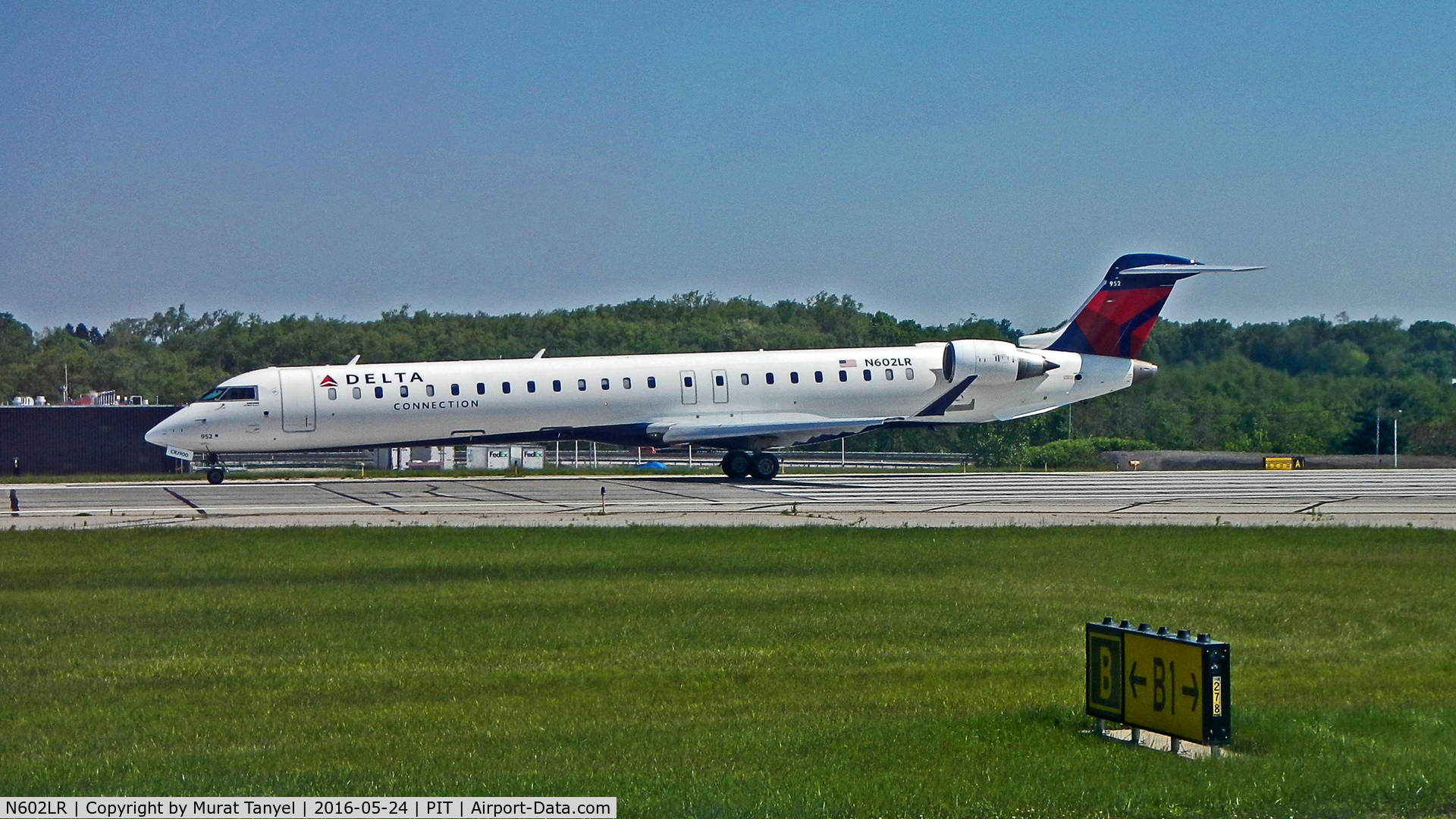 N602LR, 2008 Bombardier CRJ-900ER (CL-600-2D24) C/N 15151, Speeding down the runway at Pittsburgh International
