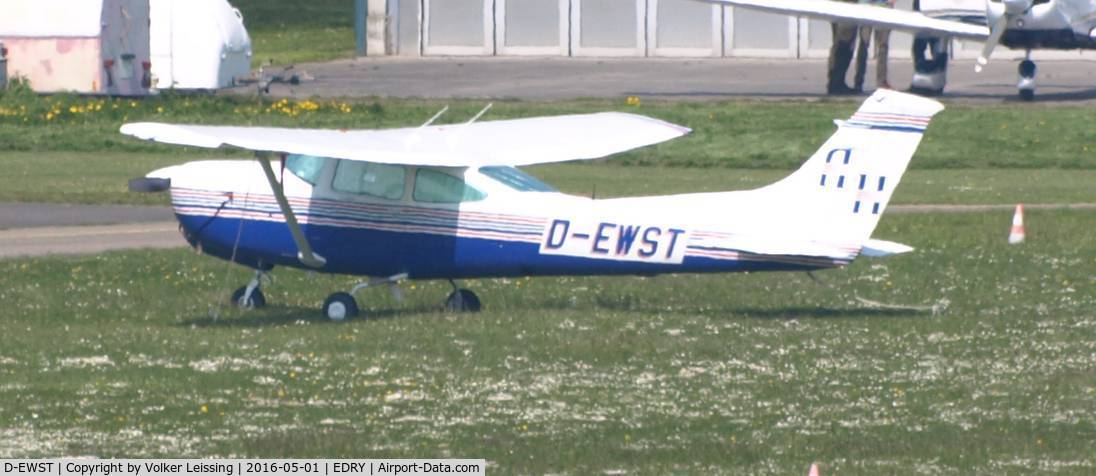 D-EWST, 1993 Cessna TR182 Turbo Skylane RG Turbo Skylane RG C/N R182-01091, parking