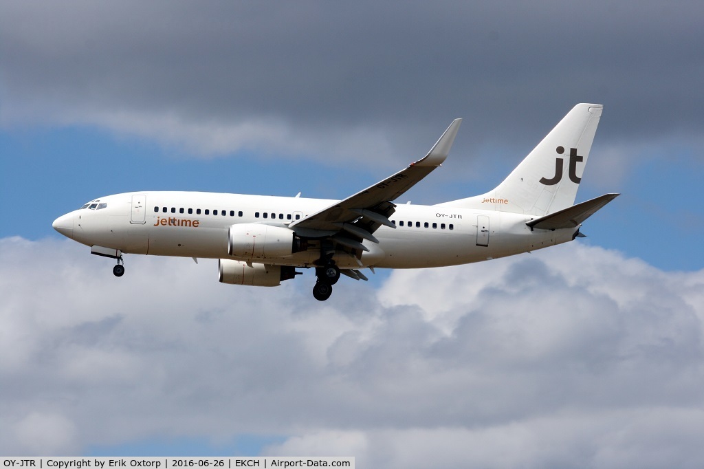OY-JTR, 1999 Boeing 737-73A C/N 28497, OY-JTR in non standard Jettime c/s. Landing rw 22L.