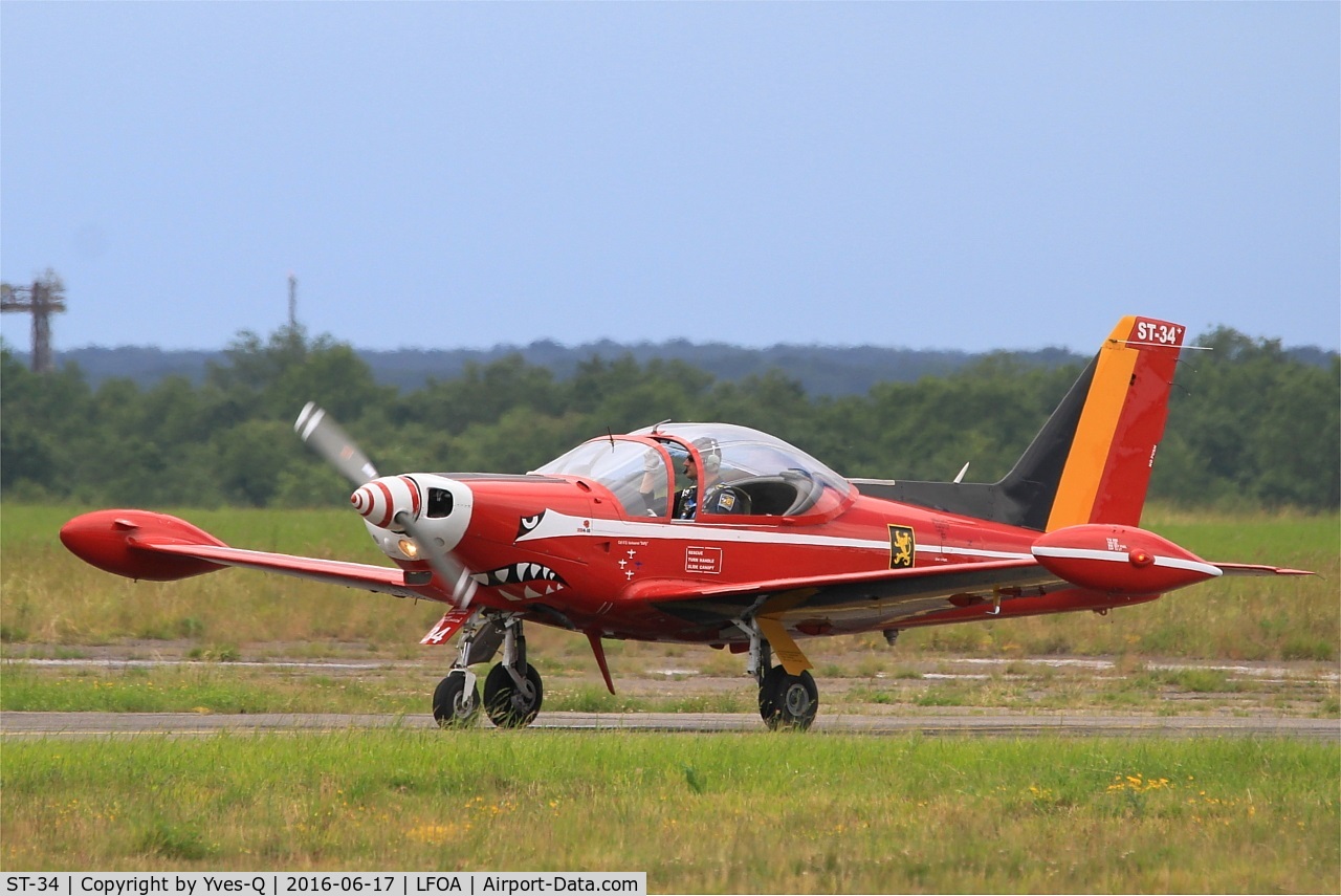 ST-34, SIAI-Marchetti SF-260MB C/N 10-34, Belgian Red Devil Team SIAI-Marchetti SF-260M, Taxiing to holding point rwy 24, Avord Air Base 702 (LFOA) Open day 2016