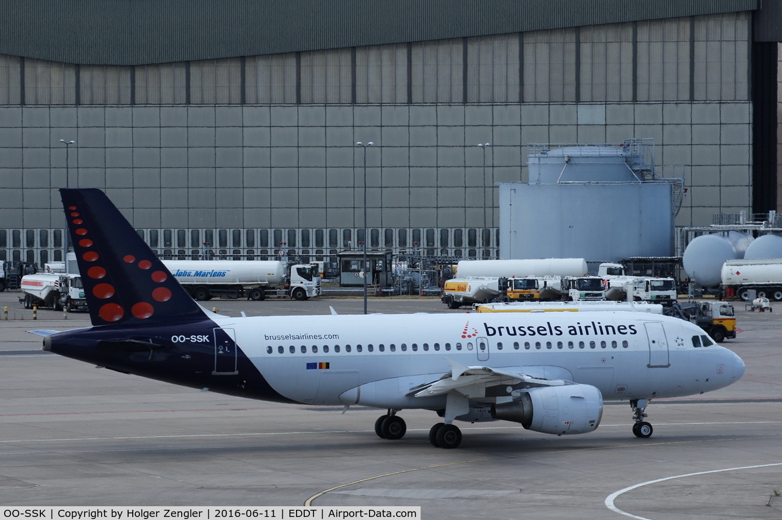 OO-SSK, 2000 Airbus A319-112 C/N 1336, Leaving Belgian on taxi to holding point 08R.....