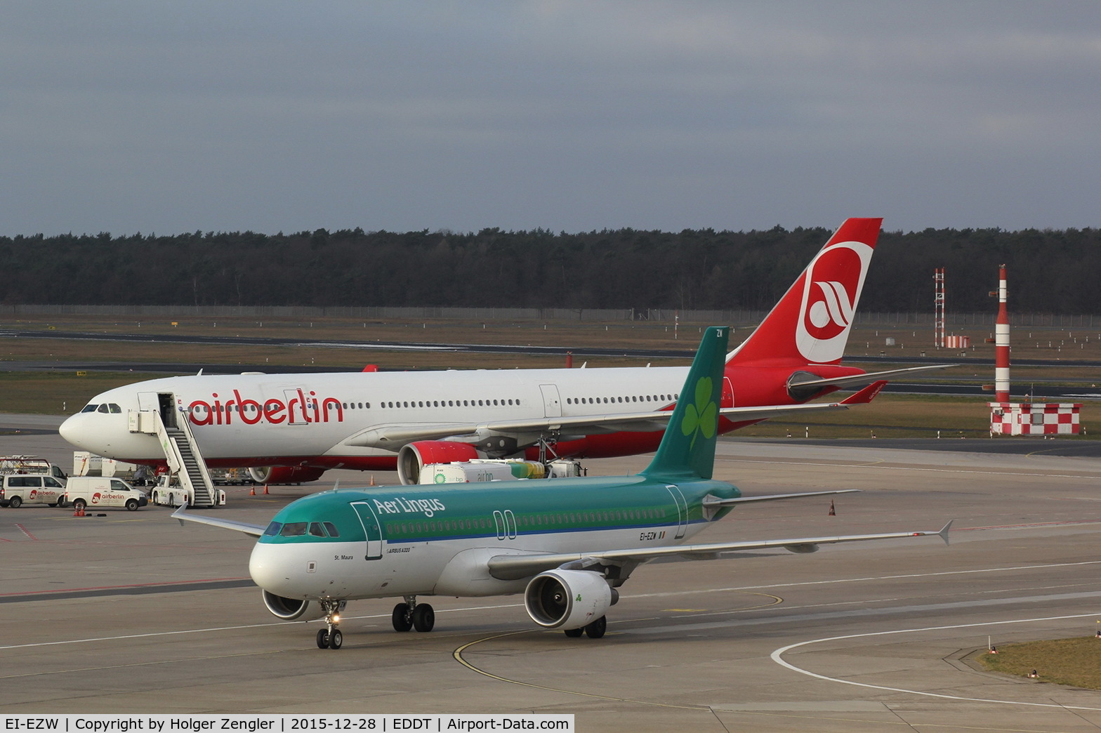 EI-EZW, 2003 Airbus A320-214 C/N 1983, Colors as we like to see them on TXL.....