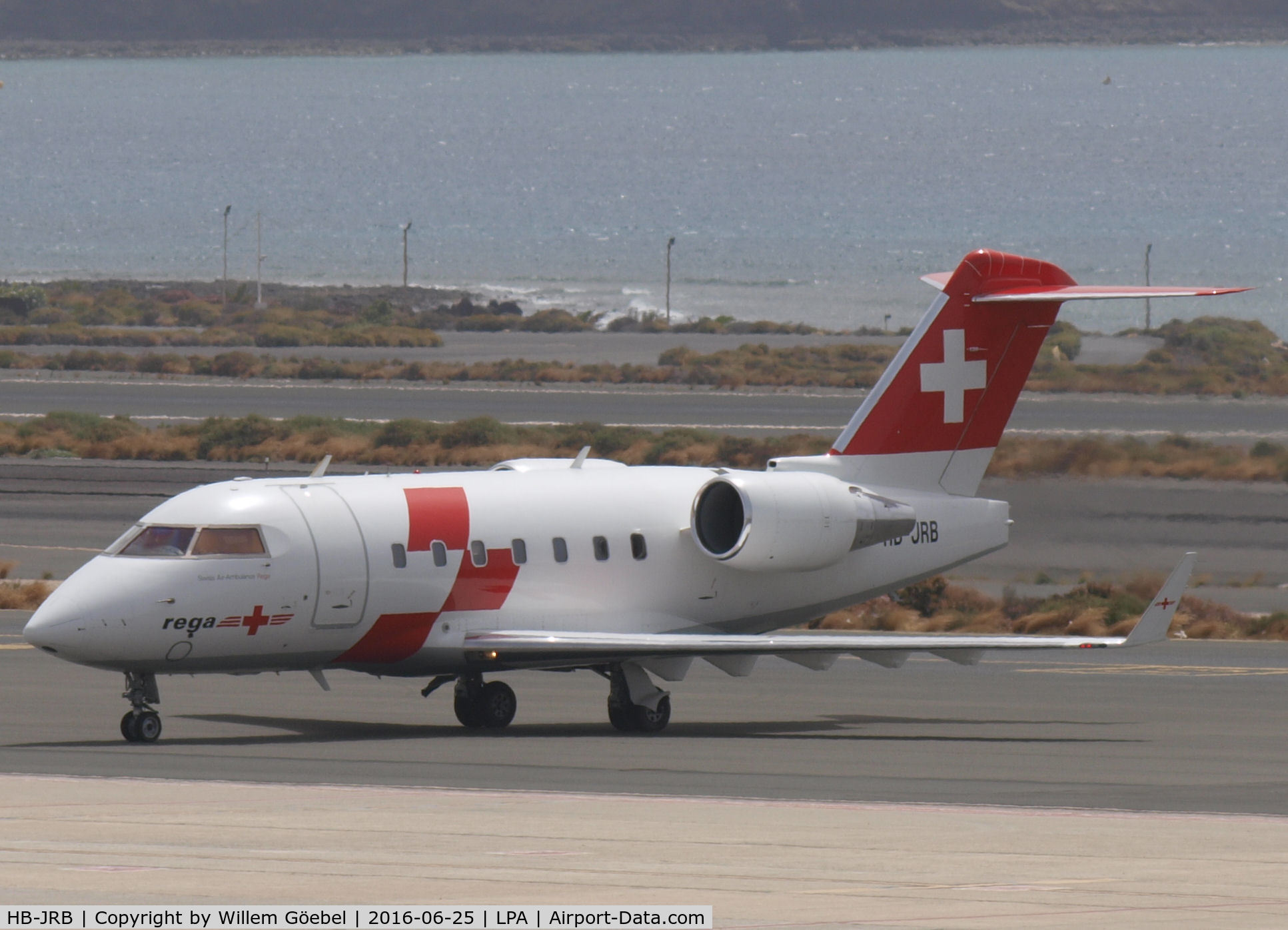 HB-JRB, 2002 Bombardier Challenger 604 (CL-600-2B16) C/N 5530, Parking on the platform of Las Palmas Airport