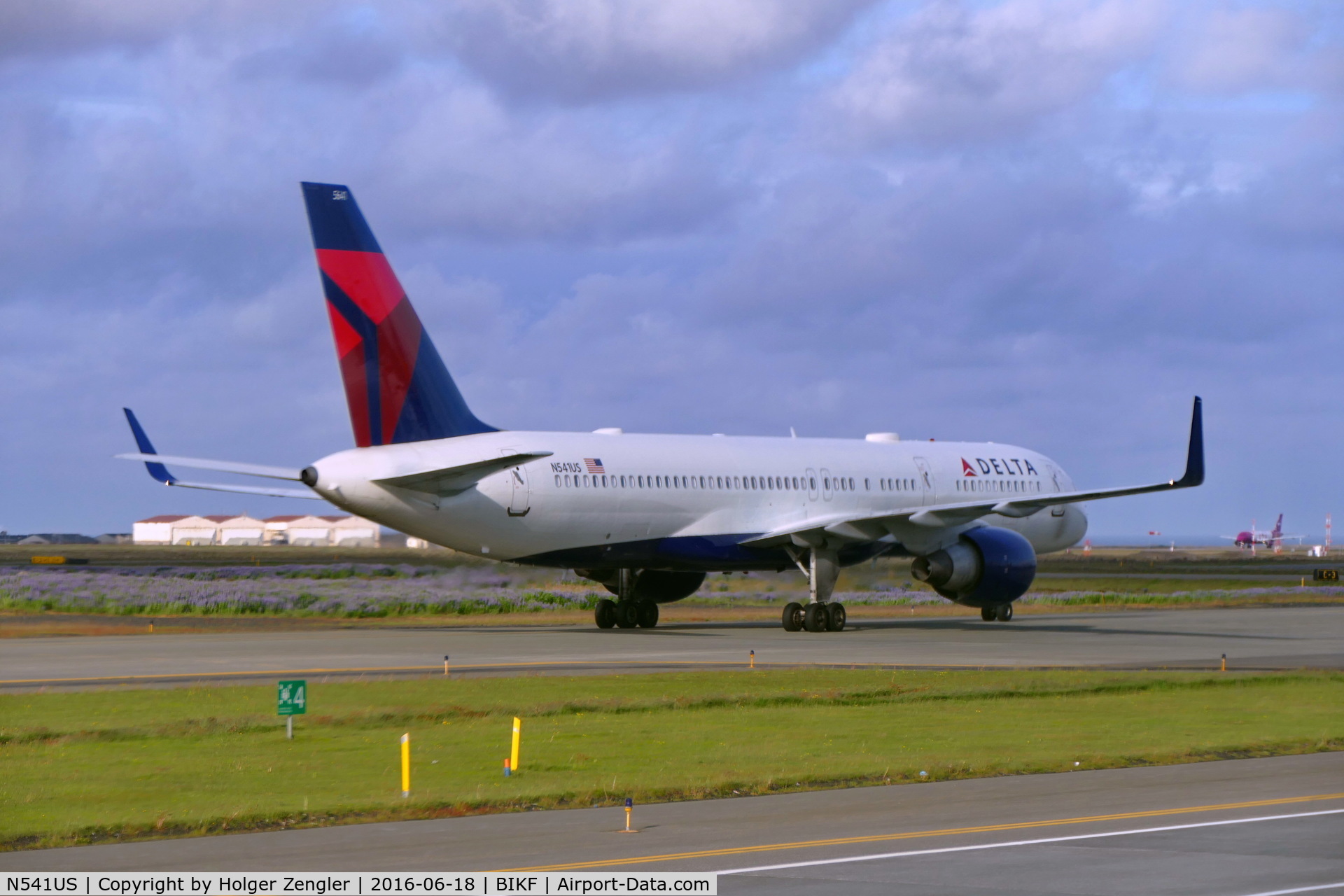 N541US, 1996 Boeing 757-251 C/N 26488, On taxi to departure....