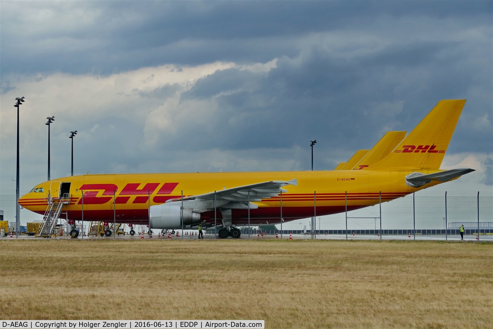 D-AEAG, 1991 Airbus A300B4-622R(F) C/N 621, Using sunday rest for representing the colors of DHL on LEJ...