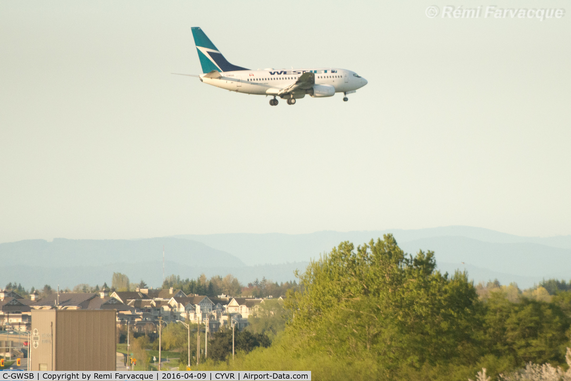 C-GWSB, 2005 Boeing 737-6CT C/N 34285, West approach to south runway