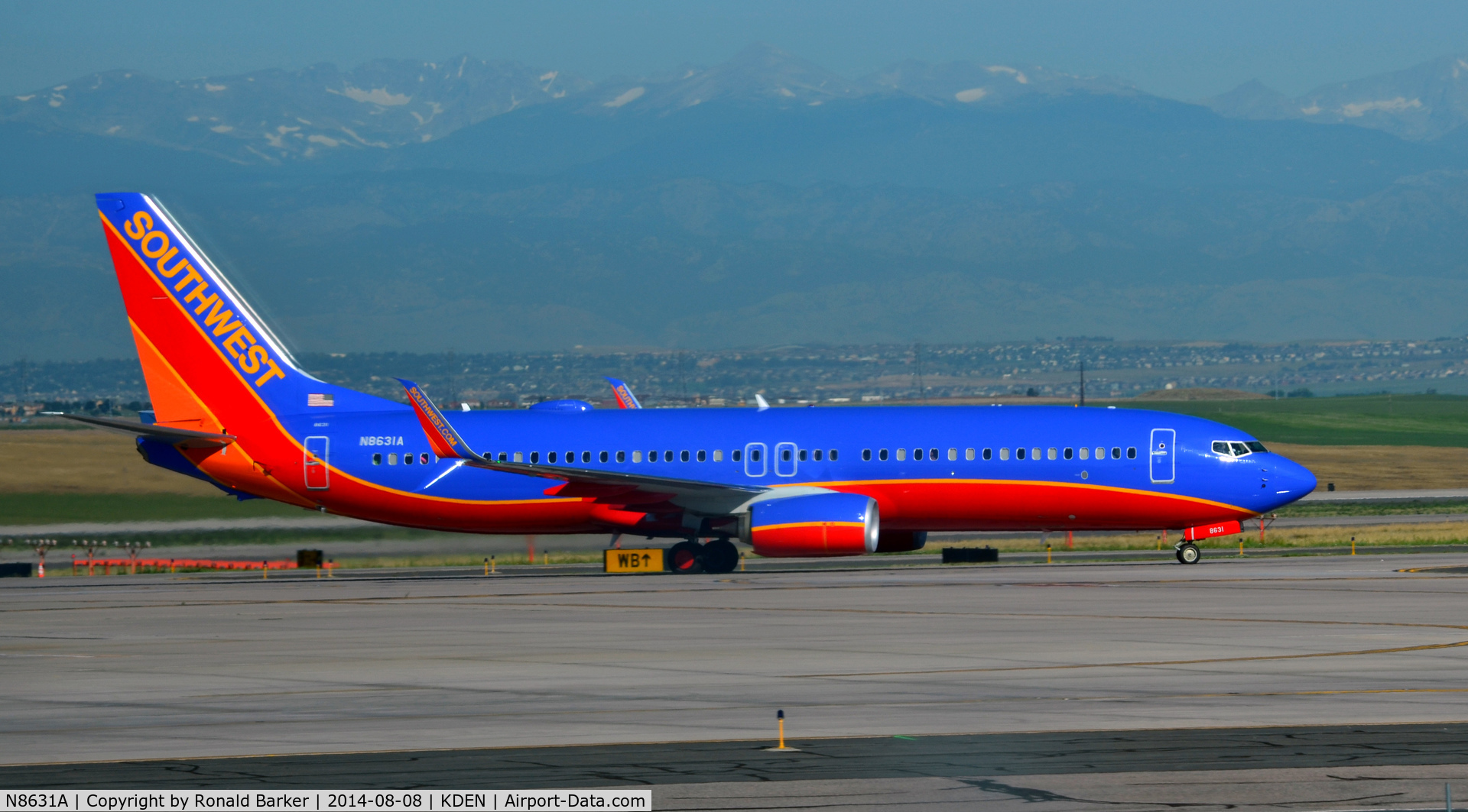 N8631A, 2014 Boeing 737-8H4 C/N 42385, Taxi Denver