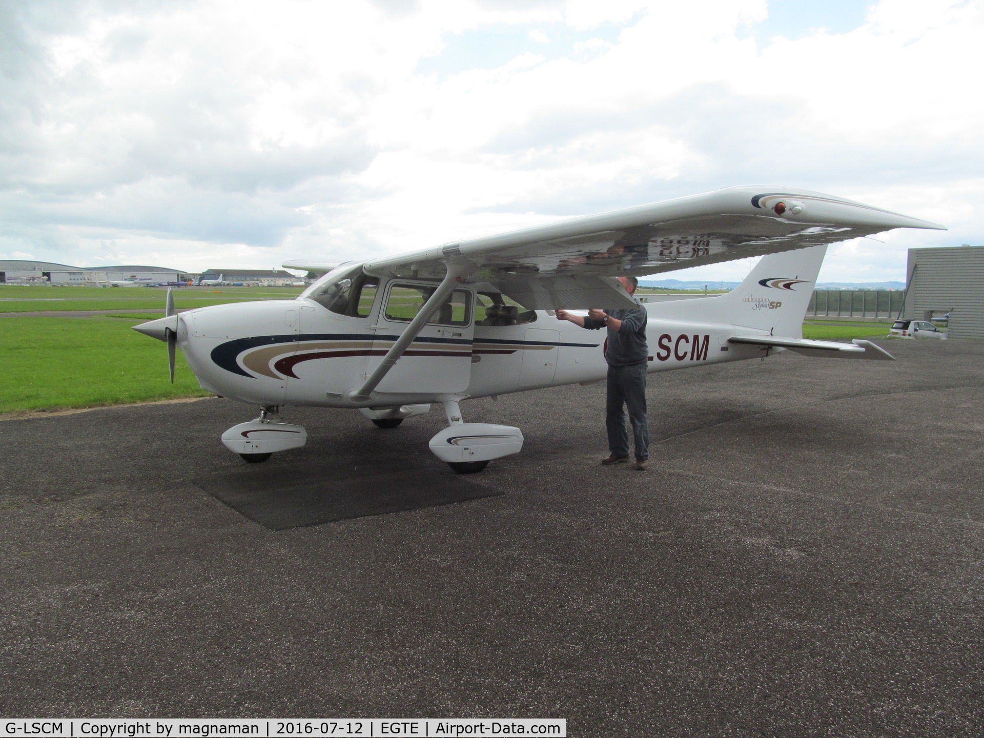 G-LSCM, 2000 Cessna 172S Skyhawk SP C/N 172S-8445, pre-flight checks