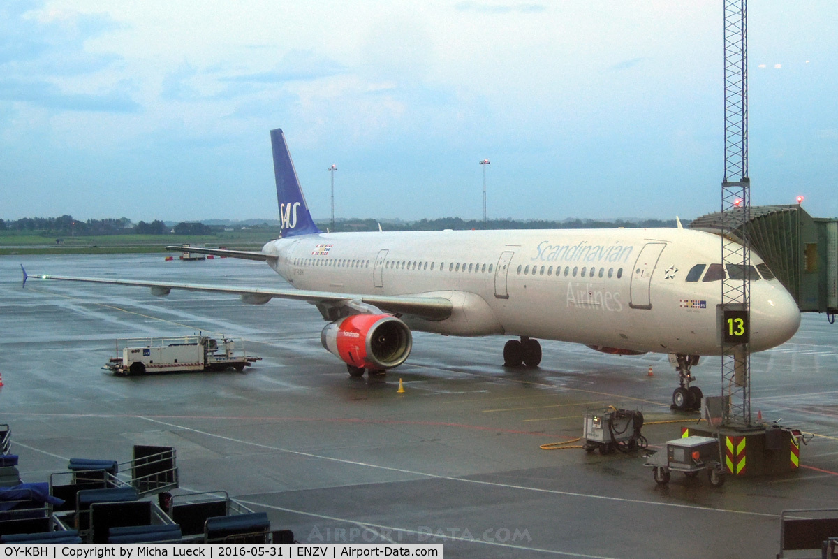 OY-KBH, 2002 Airbus A321-232 C/N 1675, 5:20am, getting ready for the 6am flight to CPH