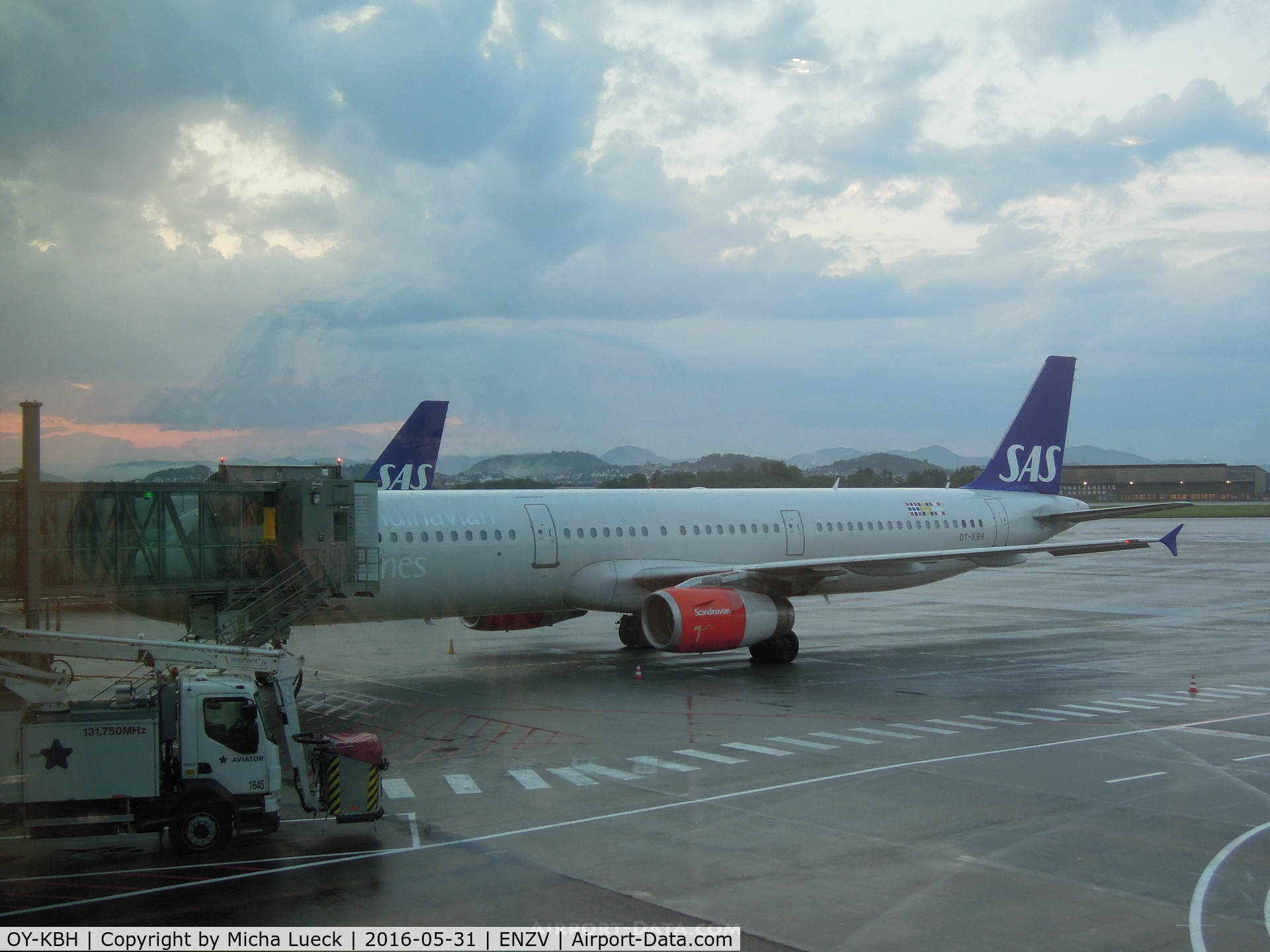 OY-KBH, 2002 Airbus A321-232 C/N 1675, 5am in Stavanger