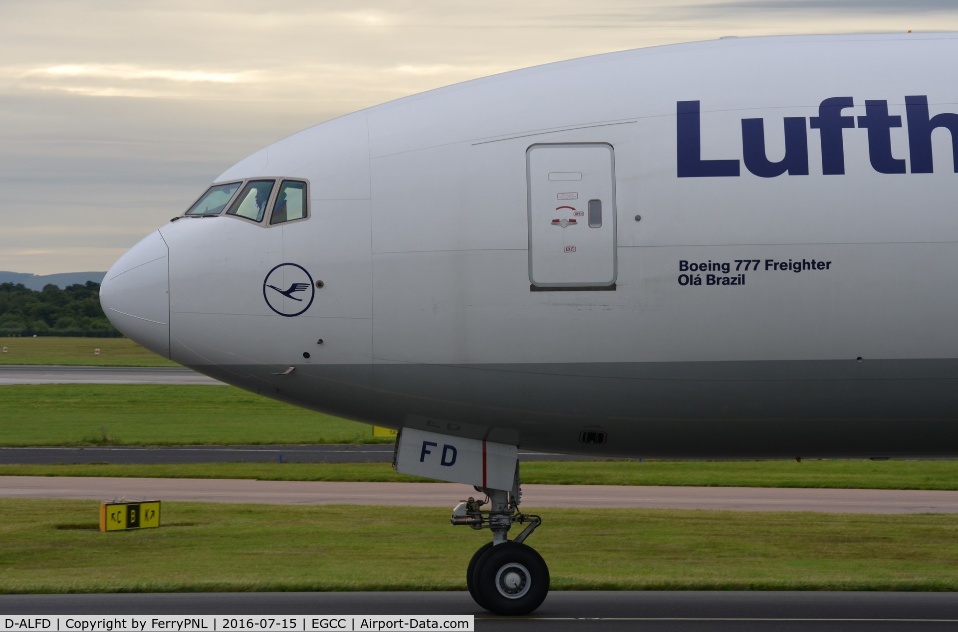 D-ALFD, 2014 Boeing 777-FBT C/N 41677, LH Cargo B772F close-up.