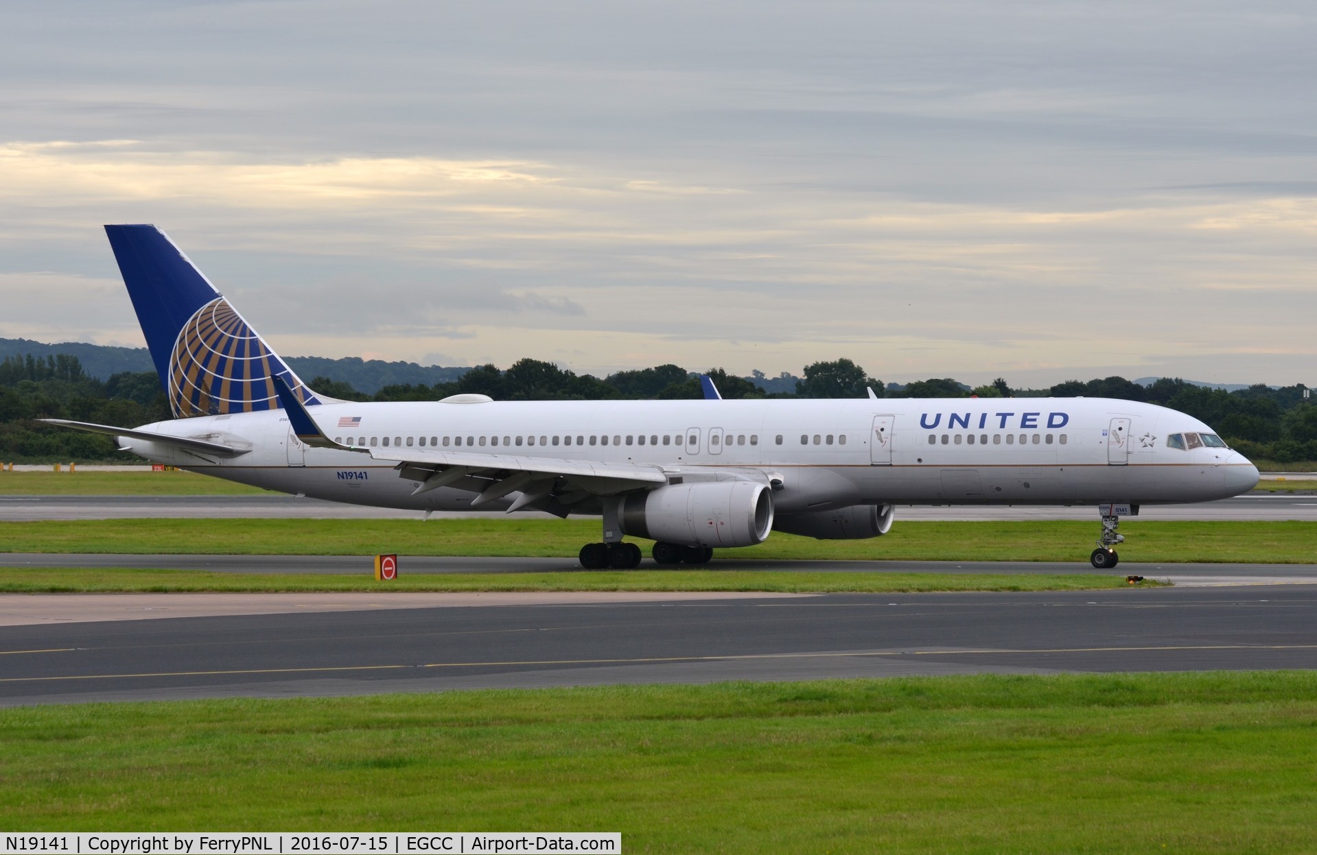 N19141, 2000 Boeing 757-224 C/N 30354, United B752 vacates the runway in MAN