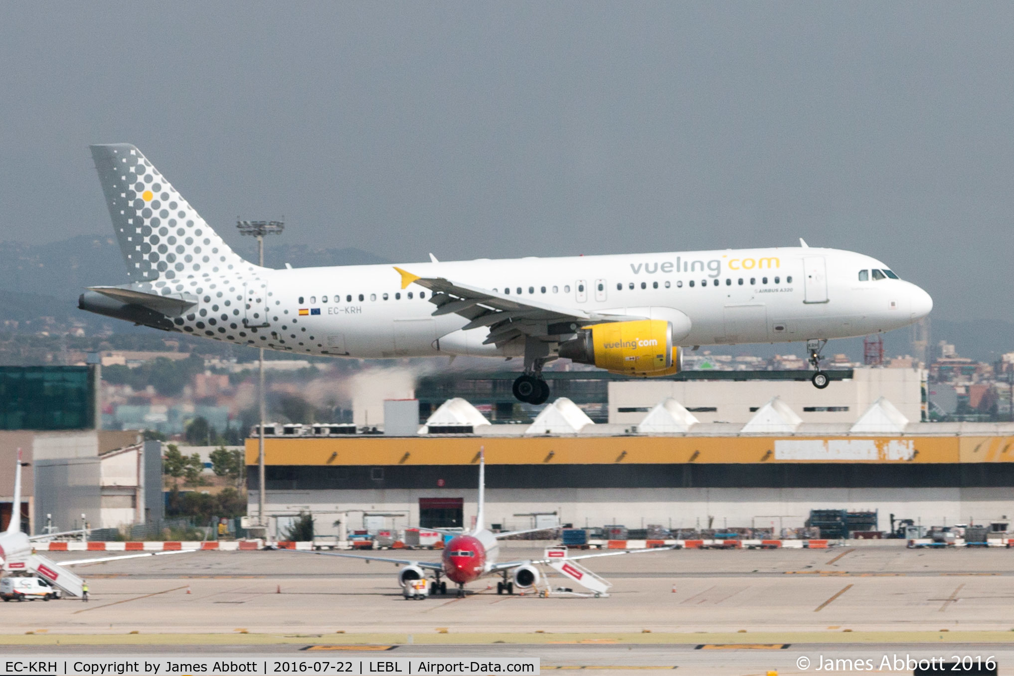 EC-KRH, 2008 Airbus A320-214 C/N 3529, About to land in Barcelona