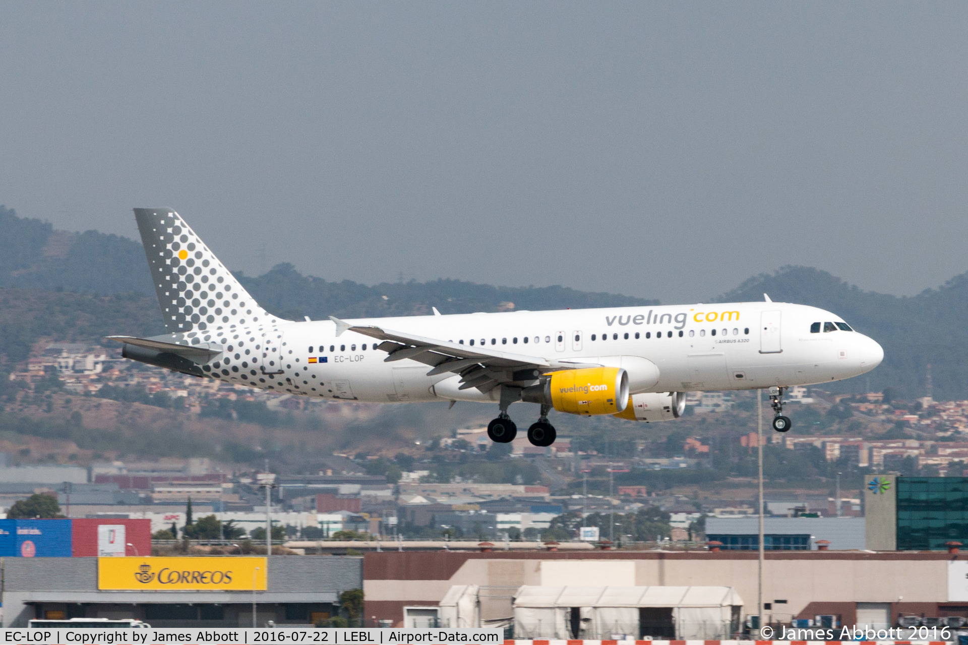 EC-LOP, 2011 Airbus A320-214 C/N 4937, About to land in Barcelona