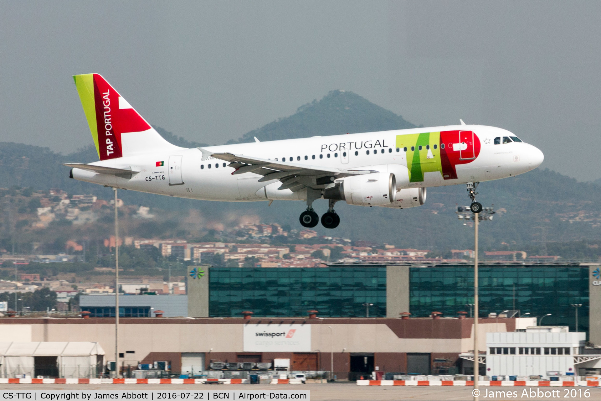 CS-TTG, 1998 Airbus A319-111 C/N 906, About to land in Barcelona