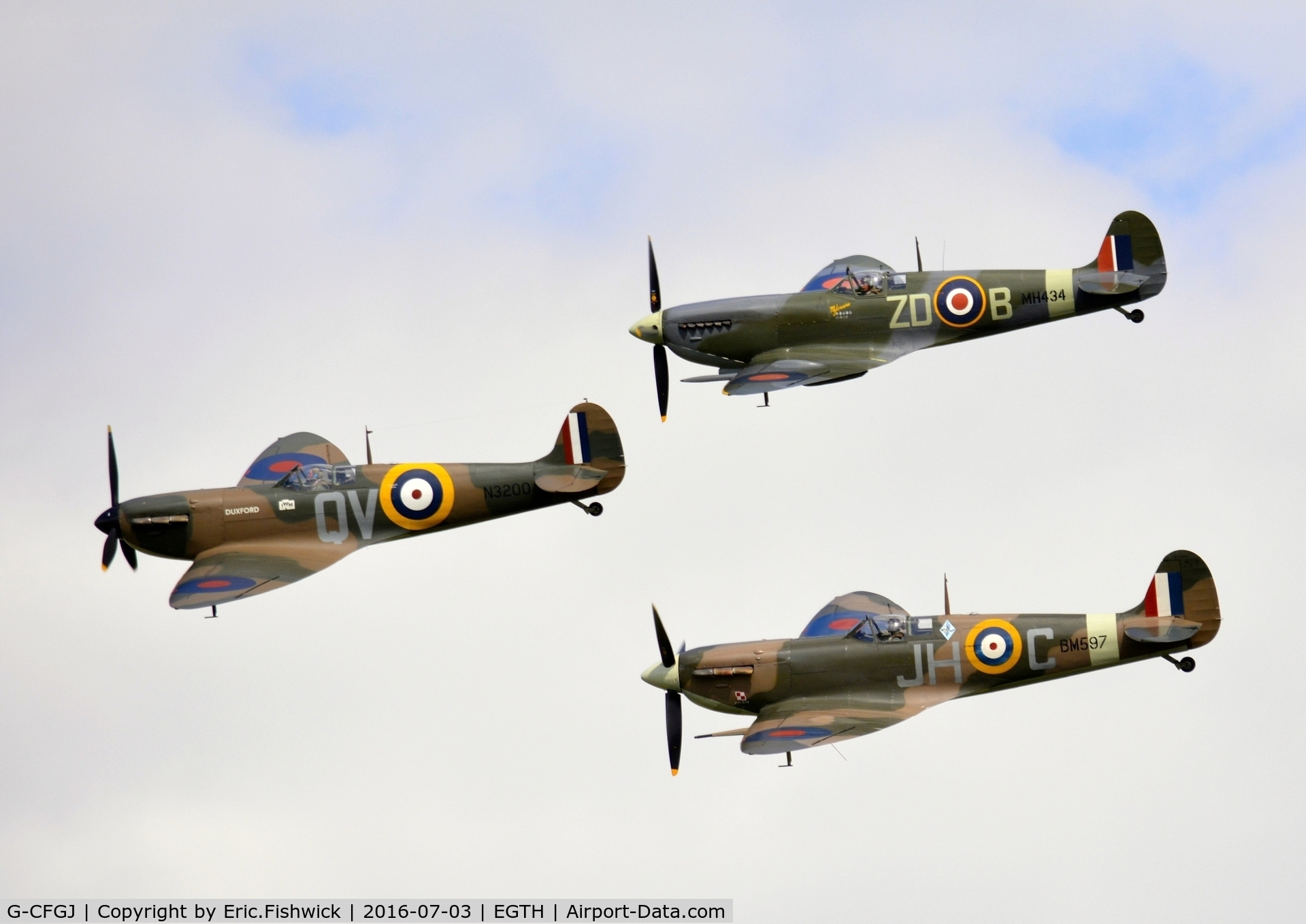 G-CFGJ, 1939 Supermarine Spitfire 1 C/N 441, 45 N3200, MH434 and BM597 in the skies over Old Warden.