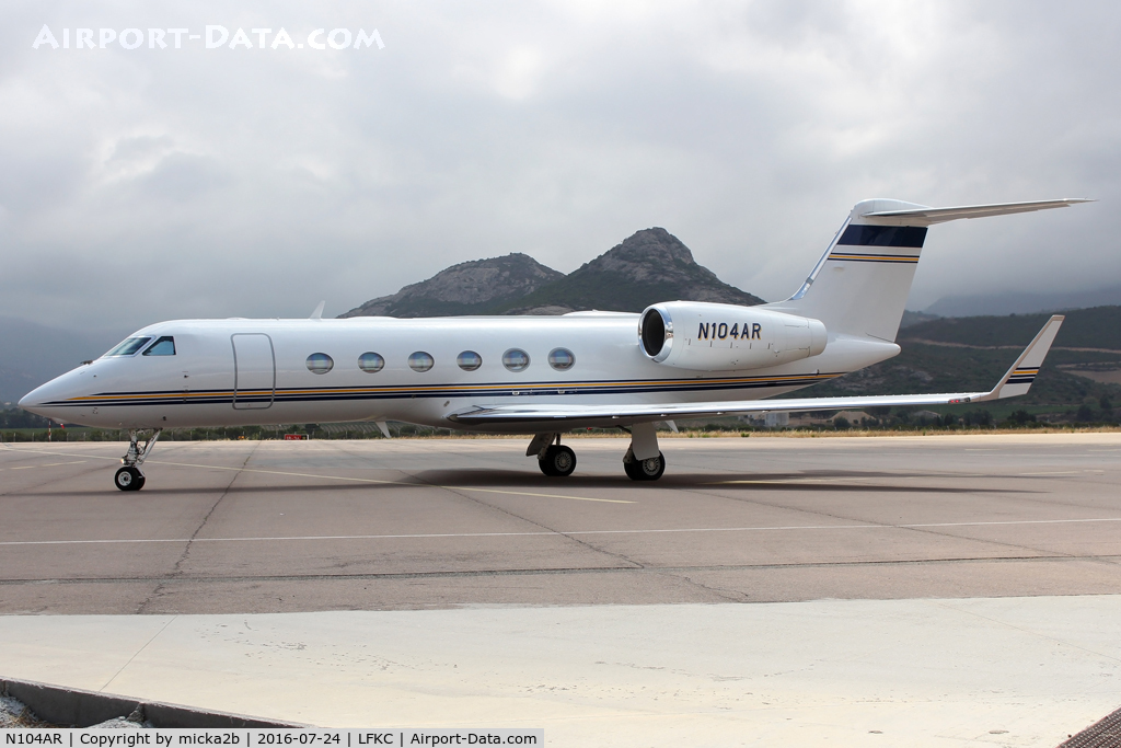 N104AR, 2011 Gulfstream Aerospace GIV-X (G450) C/N 4223, Taxiing