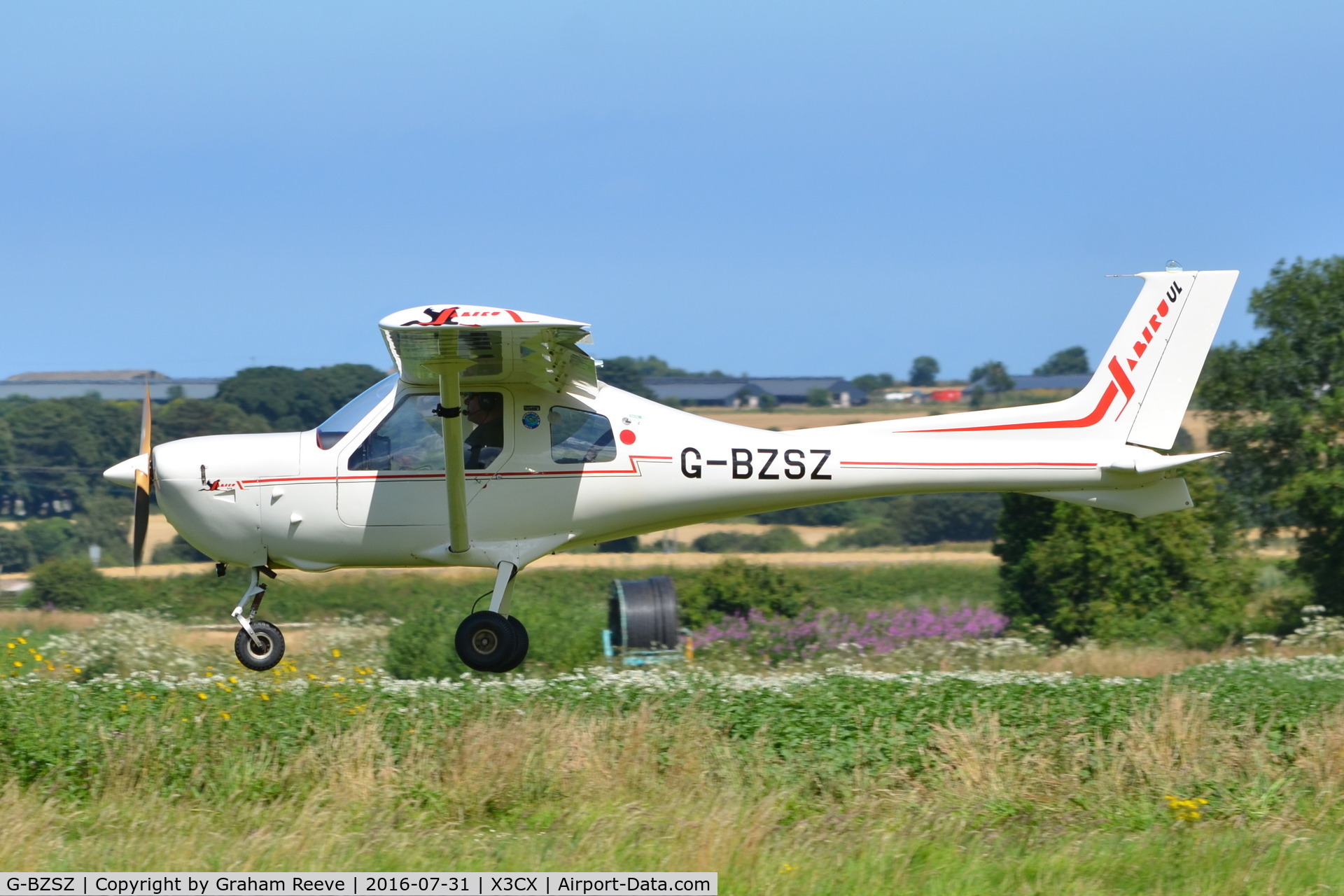 G-BZSZ, 2001 Jabiru UL-450 C/N PFA 274A-13432, Landing at Northrepps.