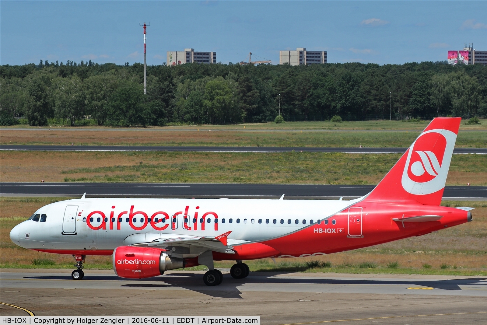 HB-IOX, 2008 Airbus A319-112 C/N 3604, TXL waving good bye tour no.4 since 2011