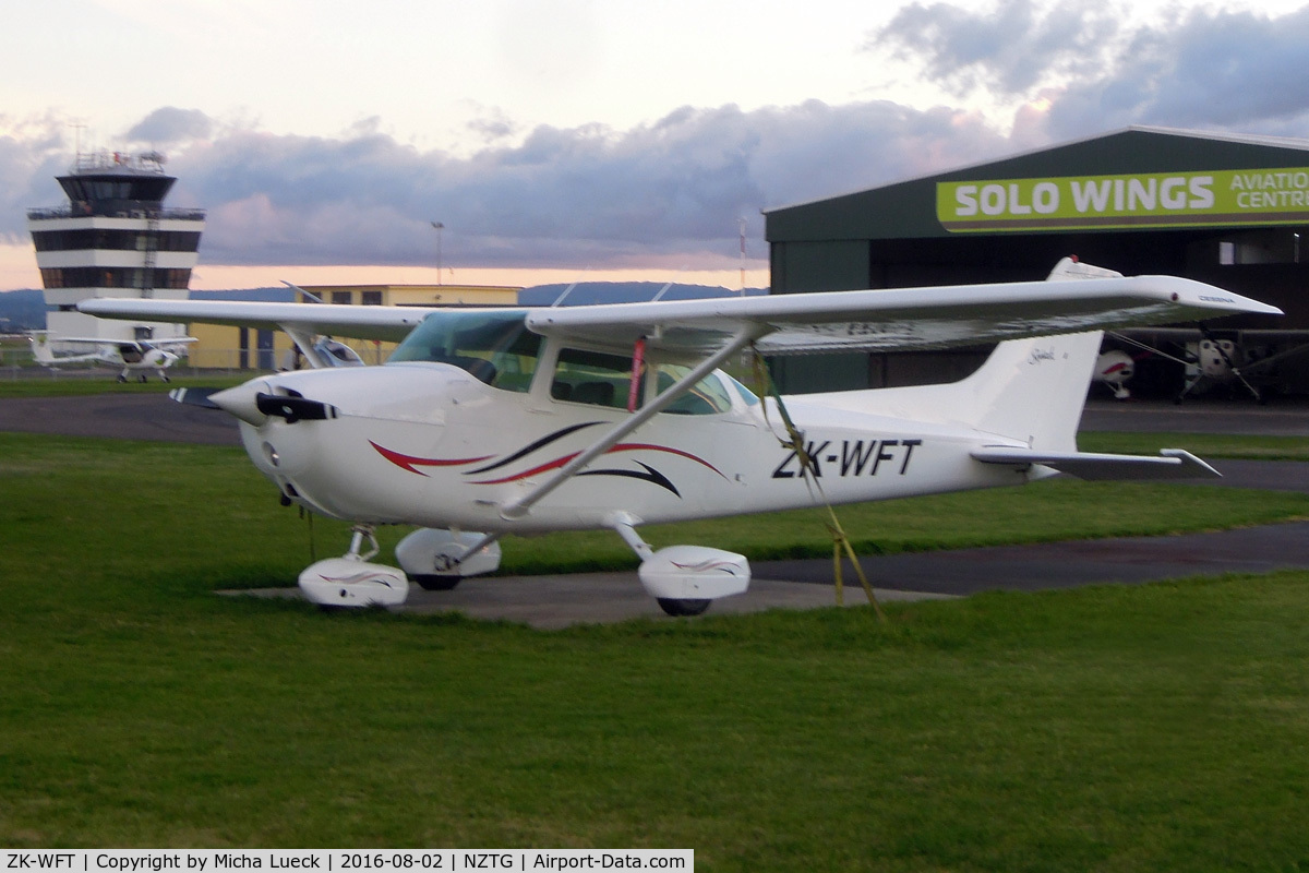 ZK-WFT, Cessna 172N C/N 17267712, At Tauranga