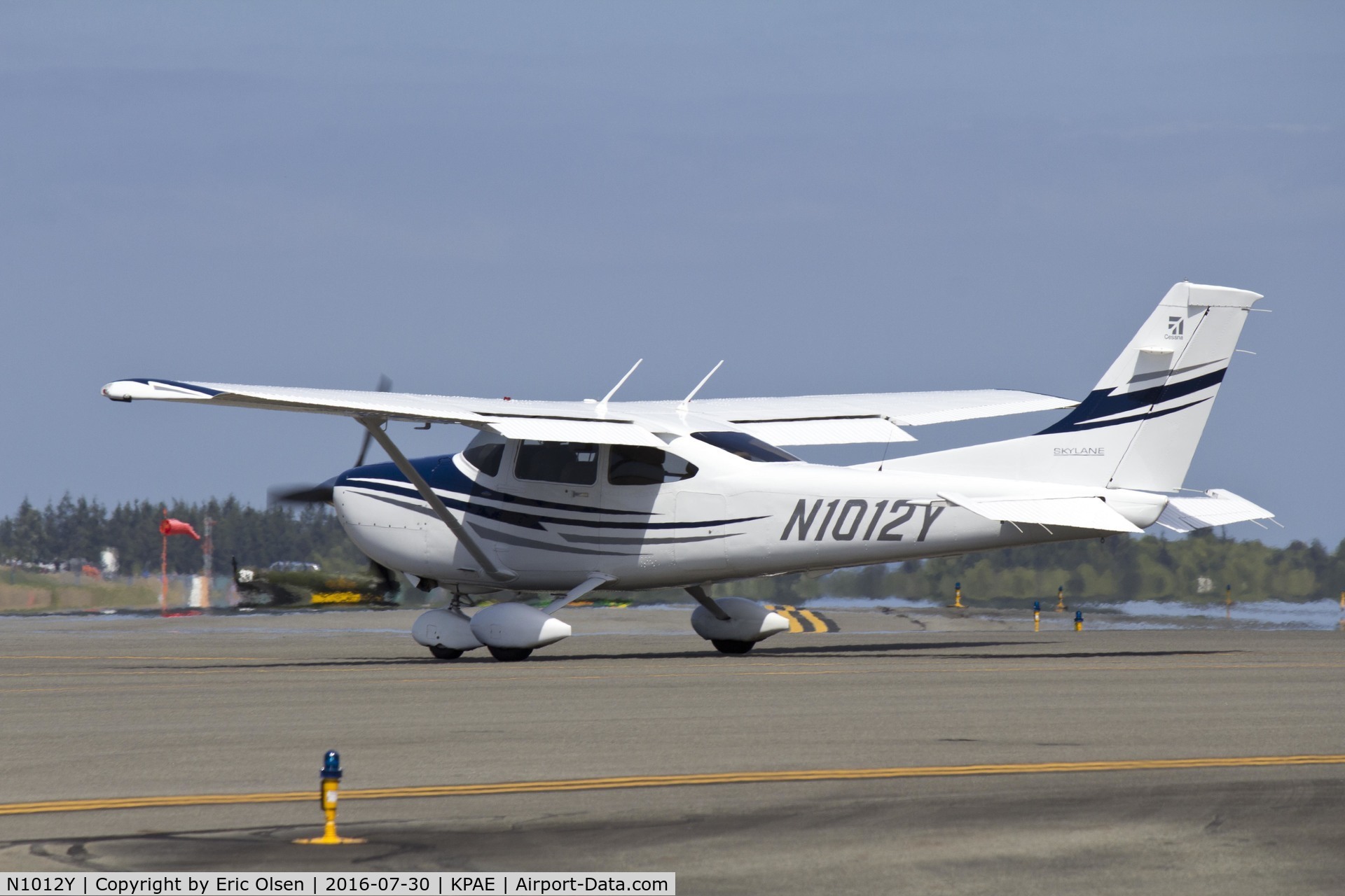 N1012Y, 2005 Cessna 182T Skylane C/N 18281543, Cessna 182 taxing out.
