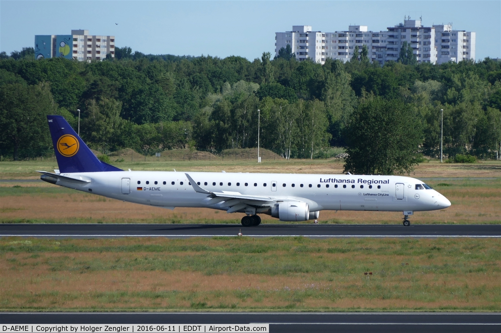 D-AEME, 2009 Embraer 195LR (ERJ-190-200LR) C/N 19000308, TXL waving good bye tour no.4 since 2011