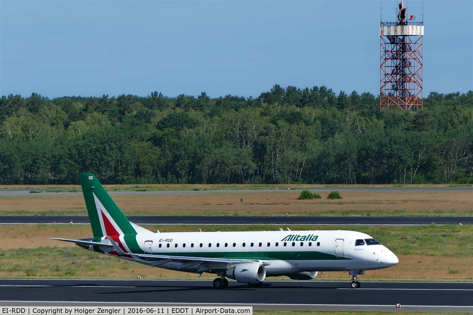 EI-RDD, 2013 Embraer 175LR (ERJ-170-200LR) C/N 17000334, TXL waving good bye tour no.4 since 2011