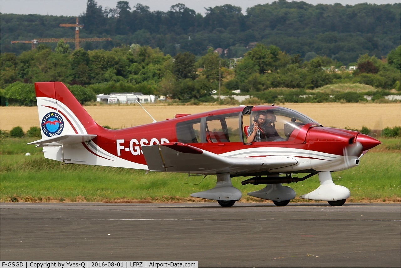 F-GSGD, Robin DR-400-160 Chevalier C/N 2504, Robin DR-400-160 Chevalier, Taxiing to parking area, Saint-Cyr-l'École Airfield (LFPZ-XZB)