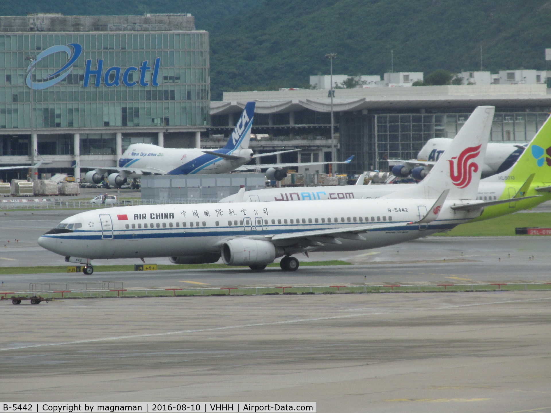 B-5442, 2009 Boeing 737-89L C/N 36745, awaiting departure from HKG