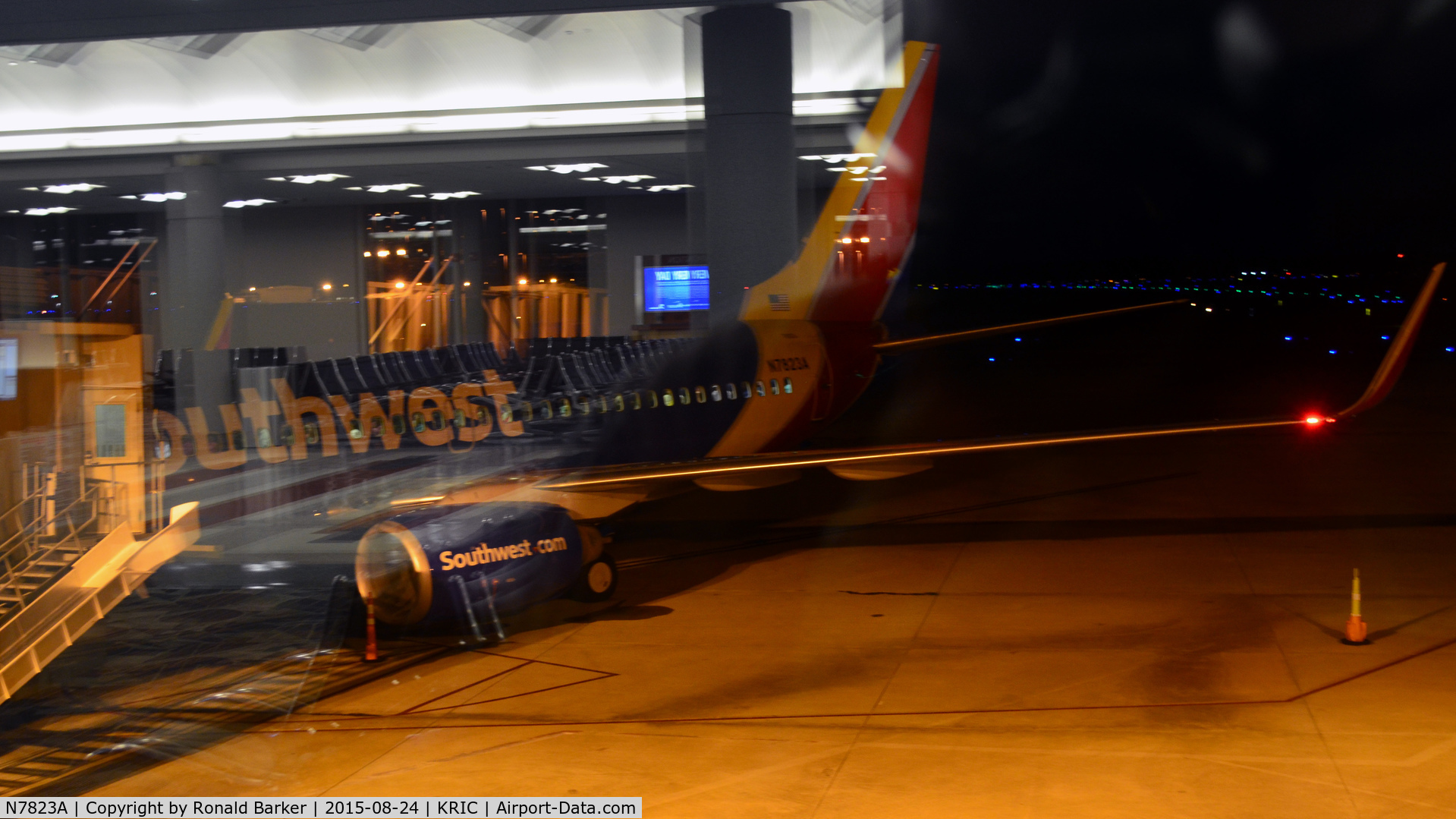 N7823A, 2003 Boeing 737-7CT C/N 32749, At the gate Richmond