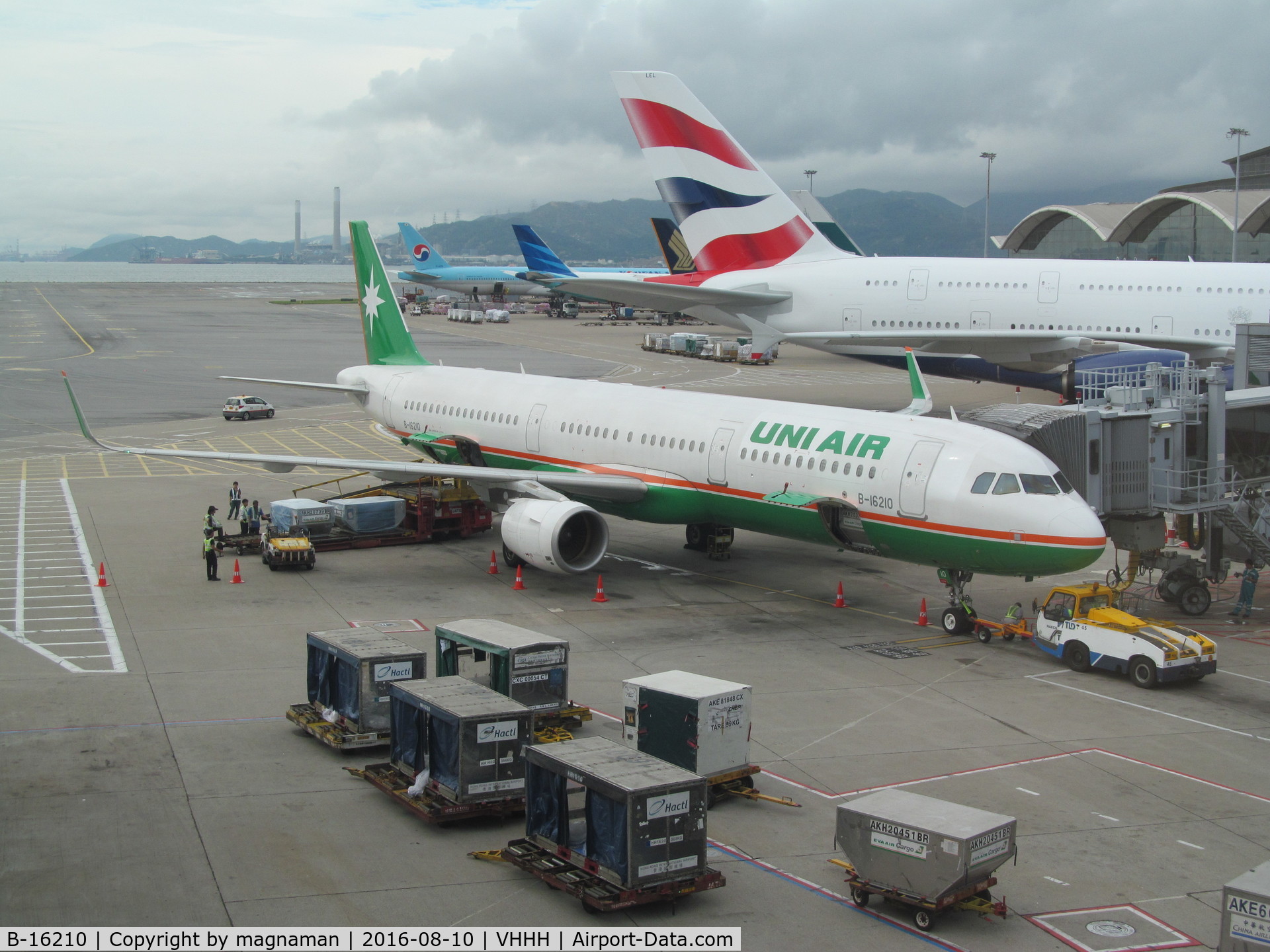 B-16210, 2014 Airbus A321-211 C/N 6087, with uni air titles