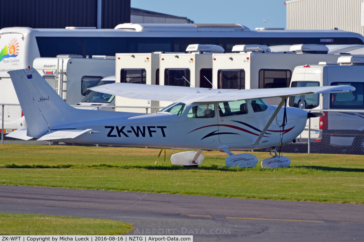 ZK-WFT, Cessna 172N C/N 17267712, At Tauranga