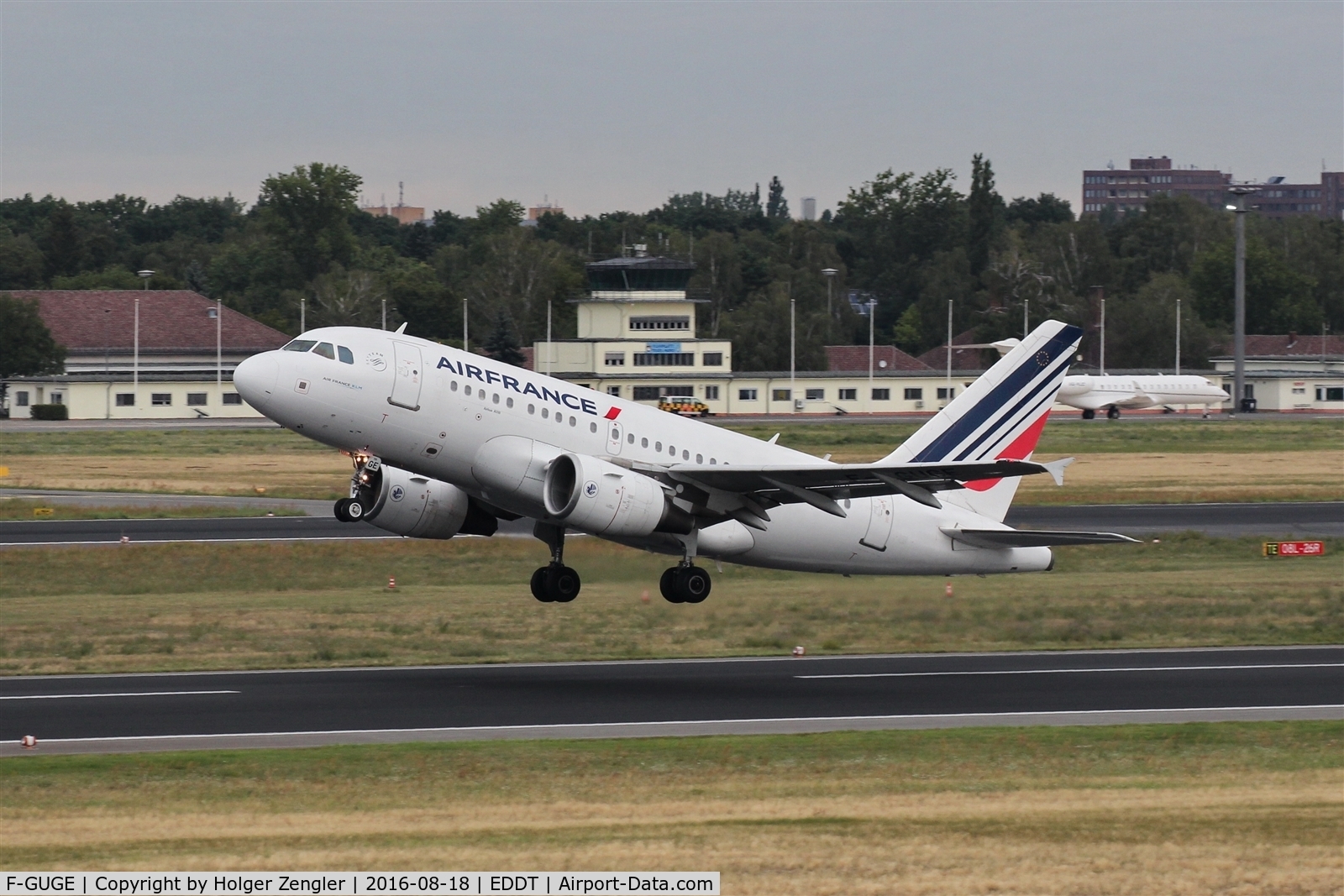 F-GUGE, 2003 Airbus A318-111 C/N 2100, Departure to CDG....