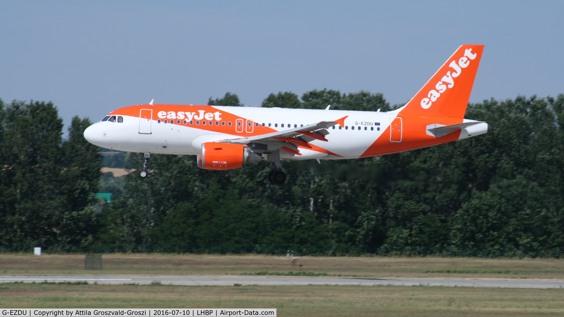 G-EZDU, 2008 Airbus A319-111 C/N 3735, Budapest Airport, Hungary - Landing