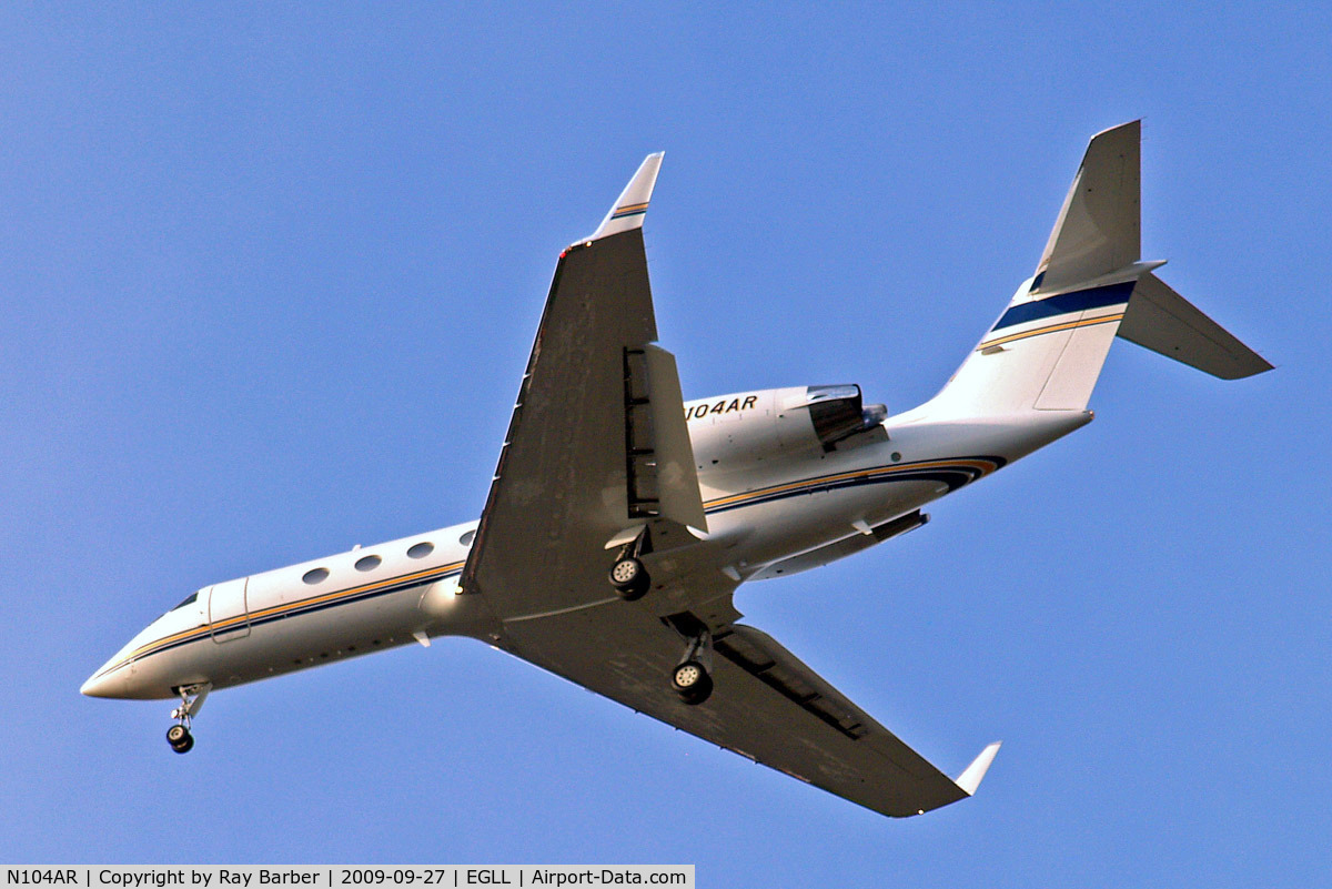 N104AR, 1998 Gulfstream Aerospace G-IV C/N 1346, Gulfstream G4SP [1346] Home~G 27/09/2009. On approach 27R.